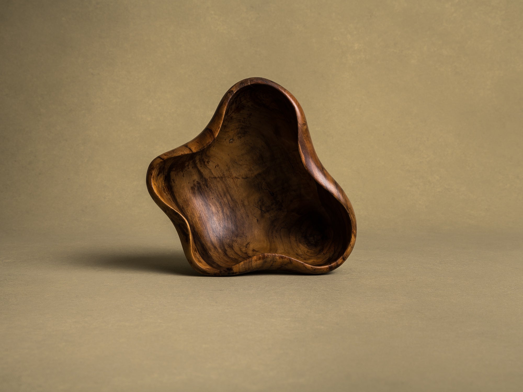 Coupe monoxyle de forme libre en bois d'olivier de l'atelier Falfer, Espagne (vers 1960)..Falfer free form biomorphic wooden olive bowl, Spain (circa 1960)