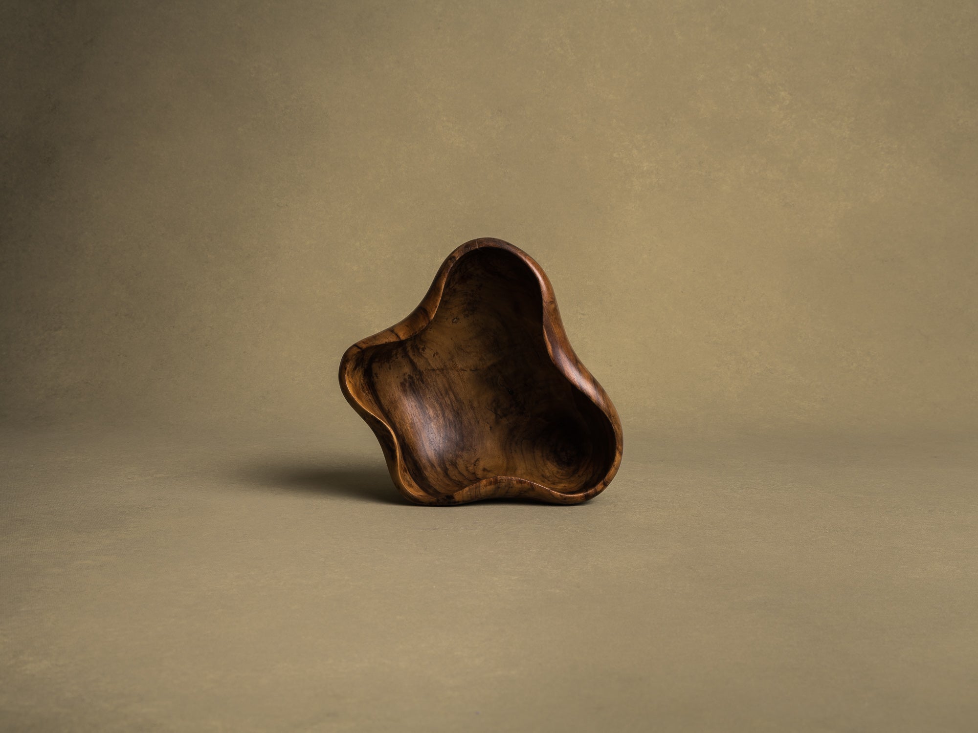 Coupe monoxyle de forme libre en bois d'olivier de l'atelier Falfer, Espagne (vers 1960)..Falfer free form biomorphic wooden olive bowl, Spain (circa 1960)