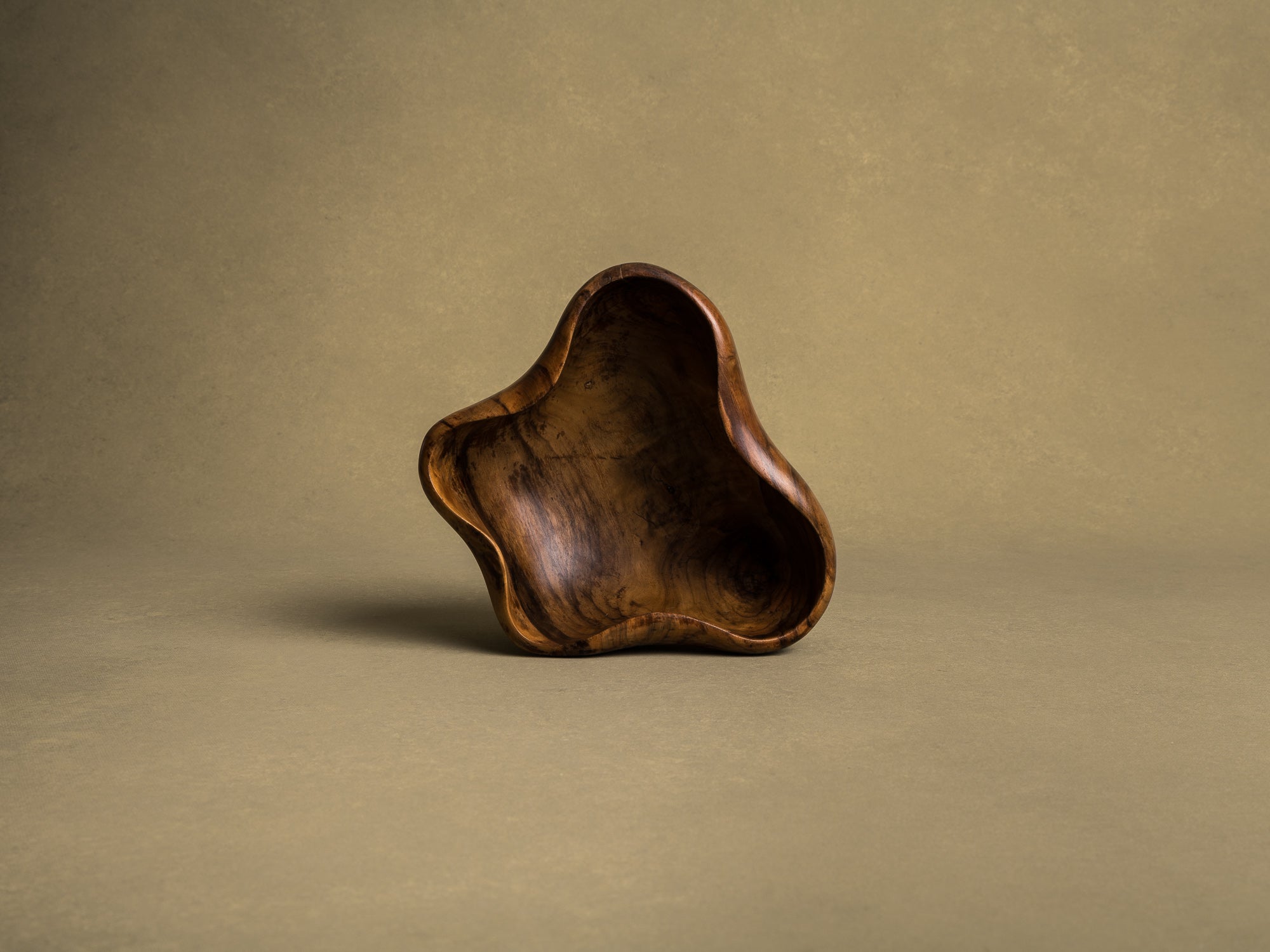 Coupe monoxyle de forme libre en bois d'olivier de l'atelier Falfer, Espagne (vers 1960)..Falfer free form biomorphic wooden olive bowl, Spain (circa 1960)