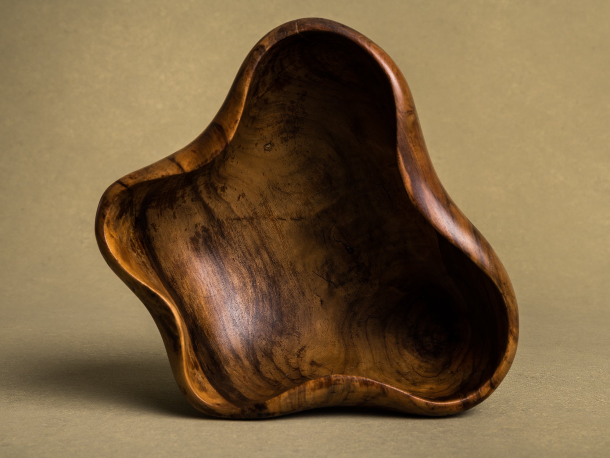 Coupe monoxyle de forme libre en bois d'olivier de l'atelier Falfer, Espagne (vers 1960)..Falfer free form biomorphic wooden olive bowl, Spain (circa 1960)