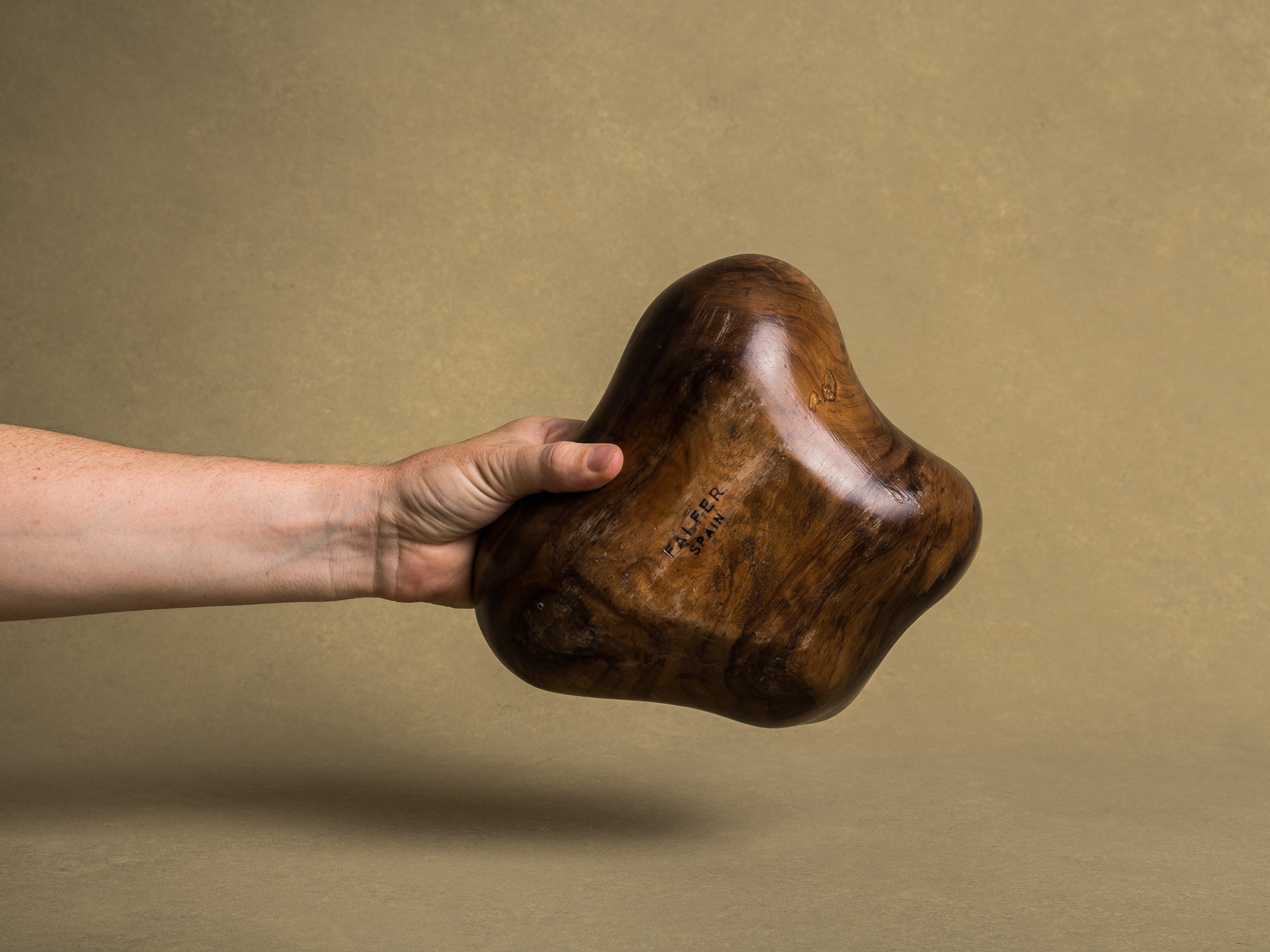 Coupe monoxyle de forme libre en bois d'olivier de l'atelier Falfer, Espagne (vers 1960)..Falfer free form biomorphic wooden olive bowl, Spain (circa 1960)