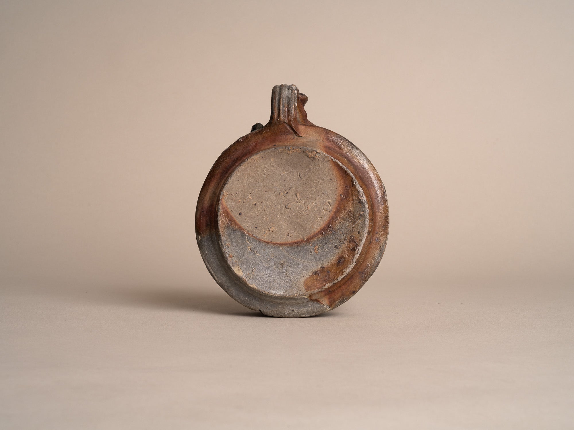 Gourde en grès de Puisaye, France (XVIIe / XVIIIe siècles)..Stoneware folk gourd by anonymous Puisaye potters, France (17th / 18th century)