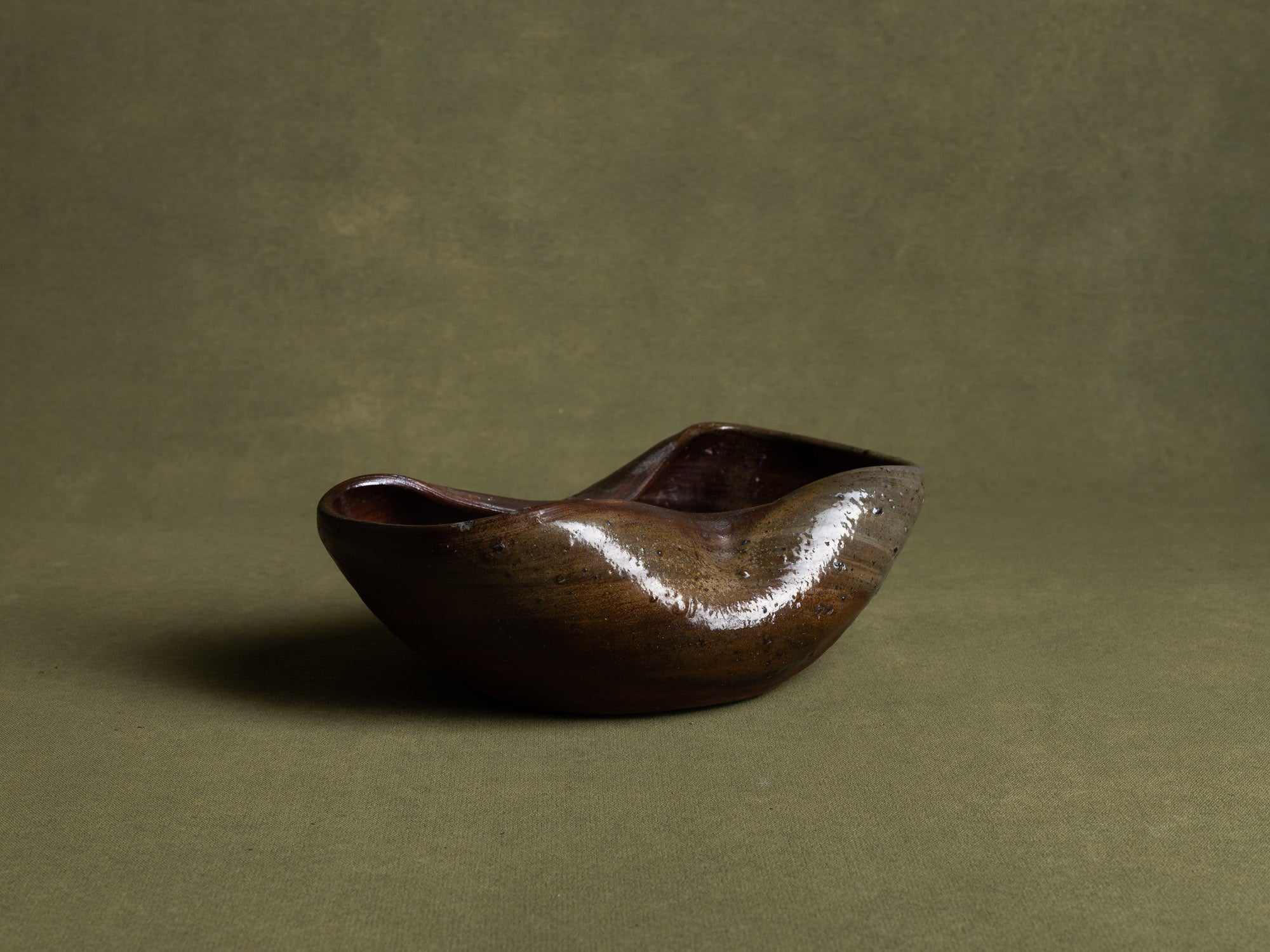 Coupe de forme libre en grès de la Borne, France (début du XXe siècle)..Stoneware free form bowl from La Borne, France (early 20th century)
