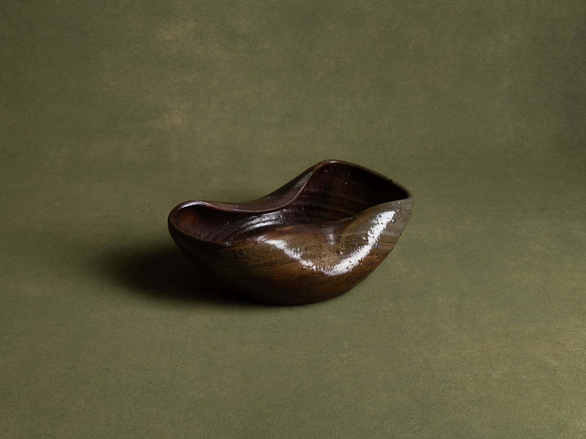 Coupe de forme libre en grès de la Borne, France (début du XXe siècle)..Stoneware free form bowl from La Borne, France (early 20th century)