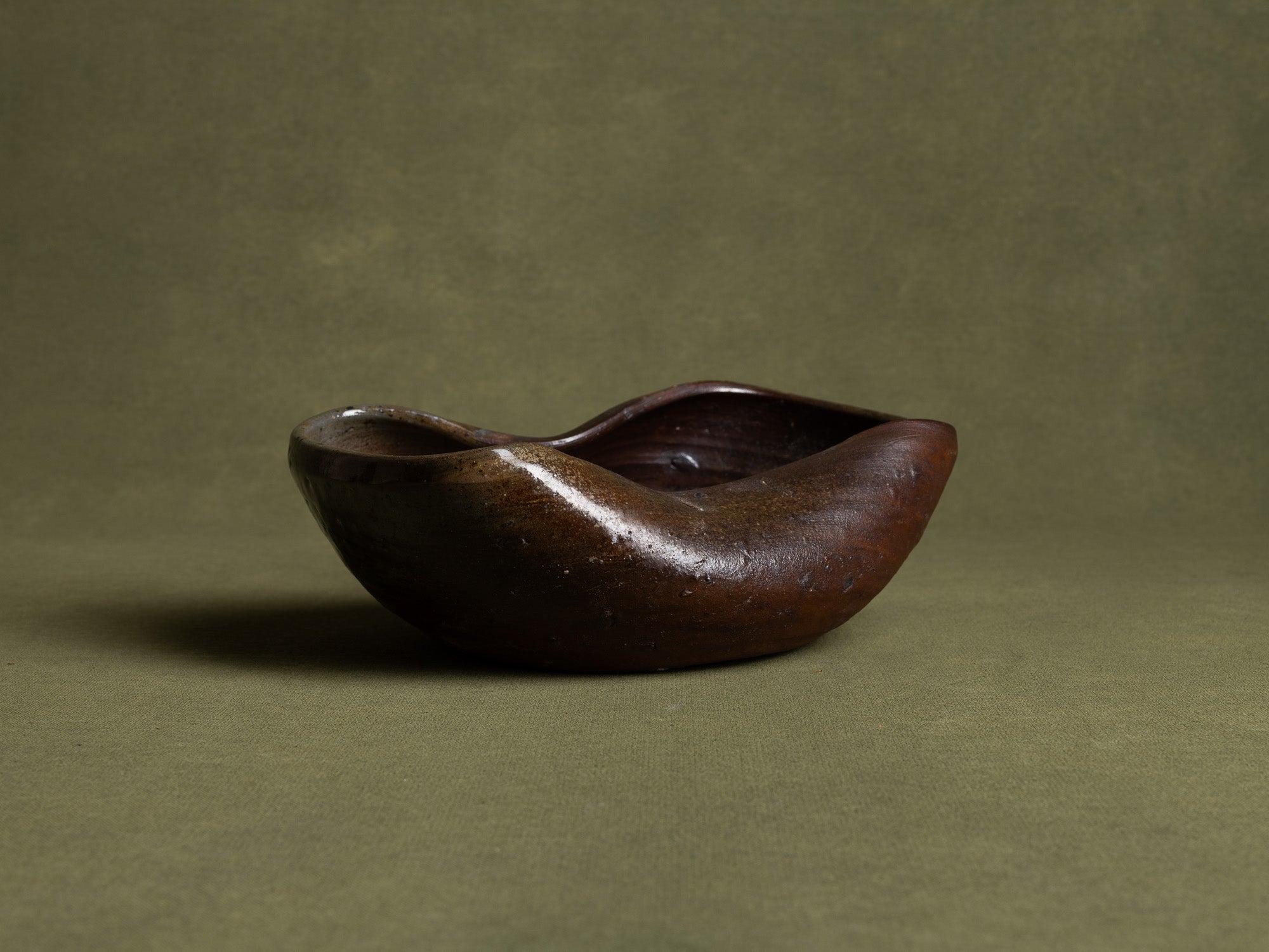 Coupe de forme libre en grès de la Borne, France (début du XXe siècle)..Stoneware free form bowl from La Borne, France (early 20th century)