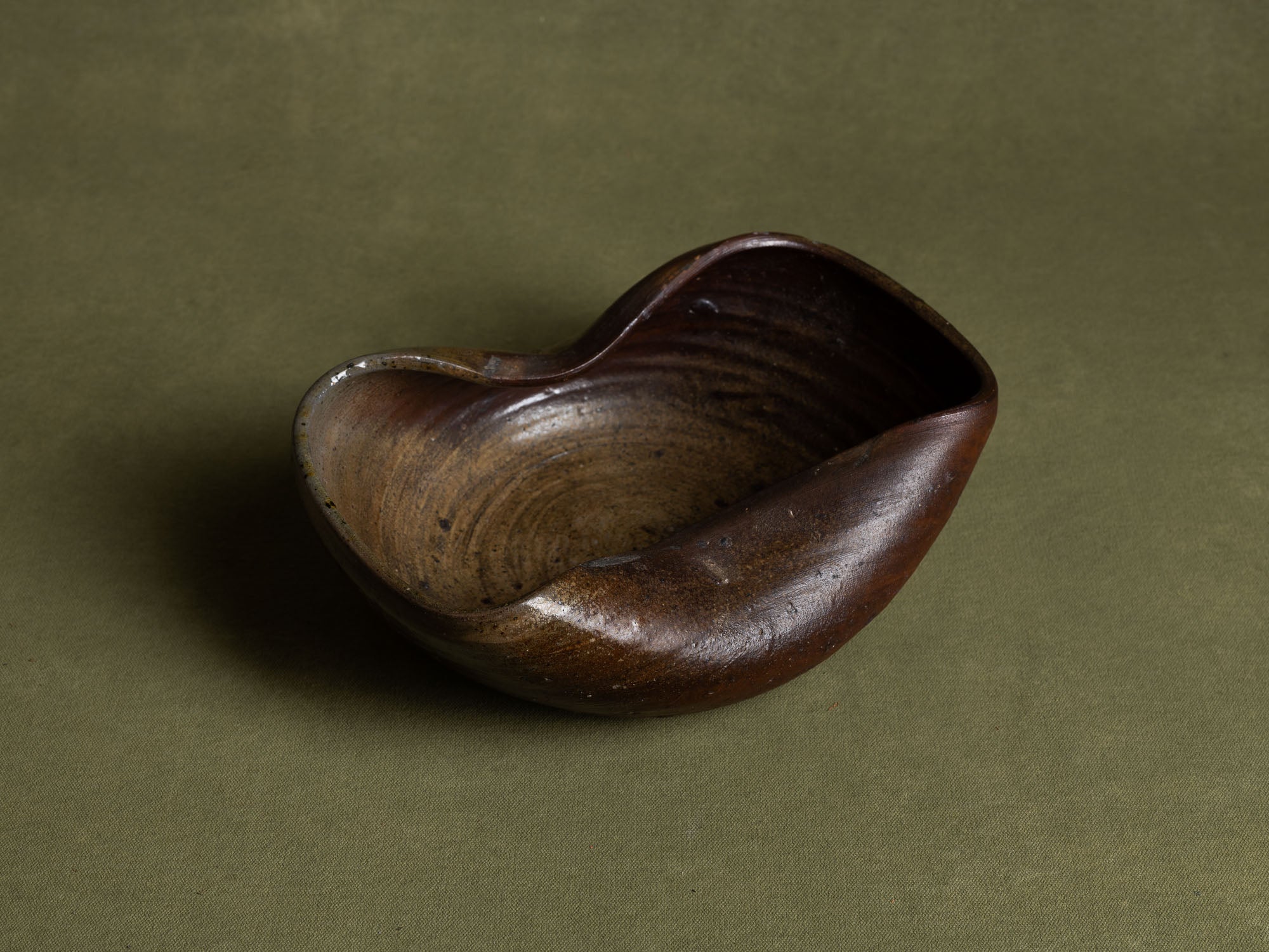 Coupe de forme libre en grès de la Borne, France (début du XXe siècle)..Stoneware free form bowl from La Borne, France (early 20th century)