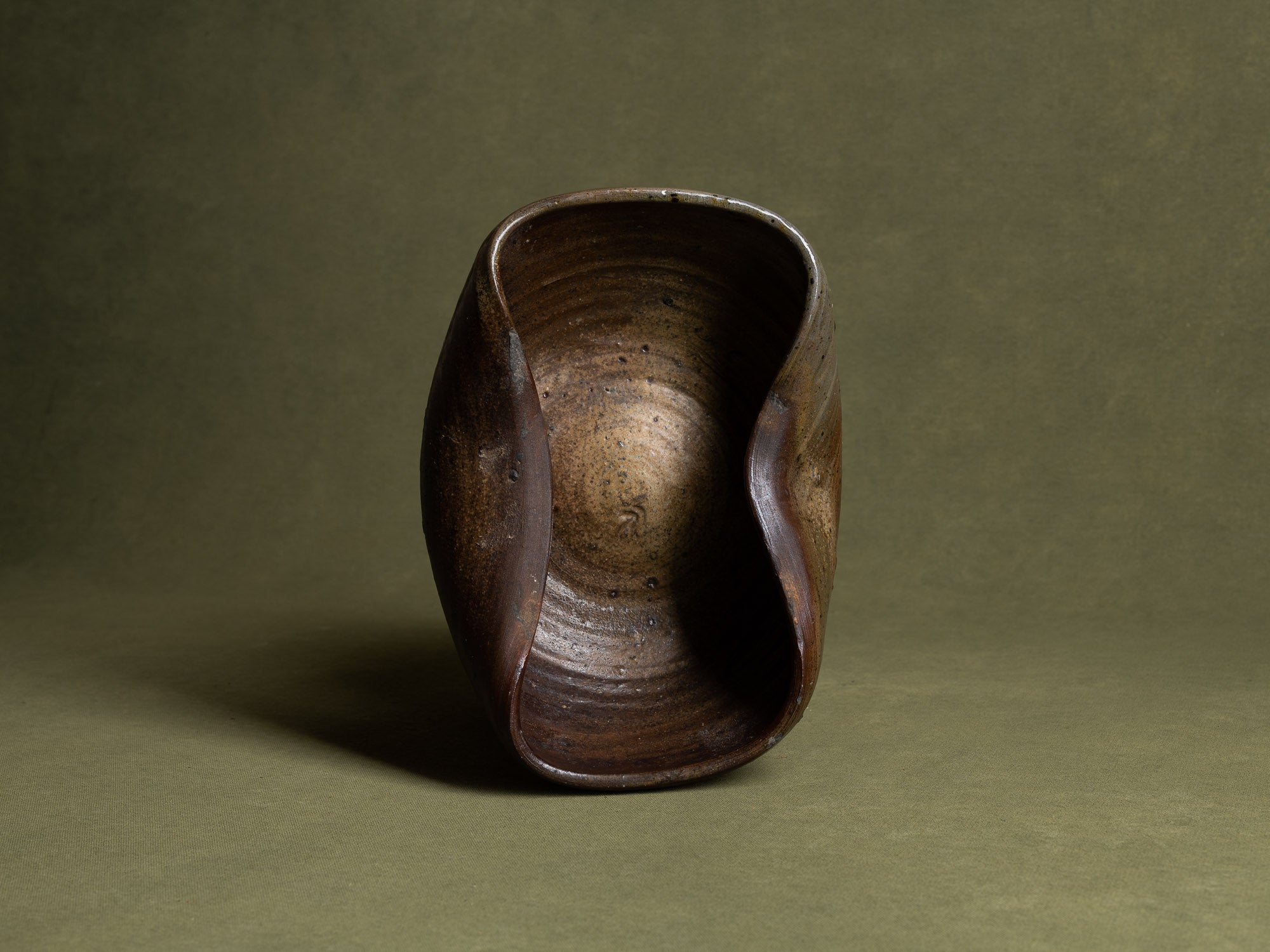 Coupe de forme libre en grès de la Borne, France (début du XXe siècle)..Stoneware free form bowl from La Borne, France (early 20th century)
