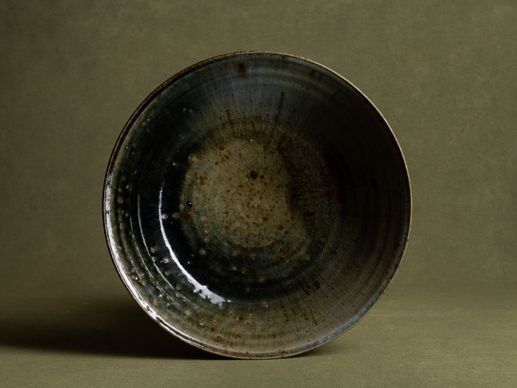 Grande coupe en grès émaillé de Raoul Favretto à La Borne, France (vers 1976-80)..Large glazed stoneware bowl by Raoul Favretto in La Borne, France (circa 1976-80)