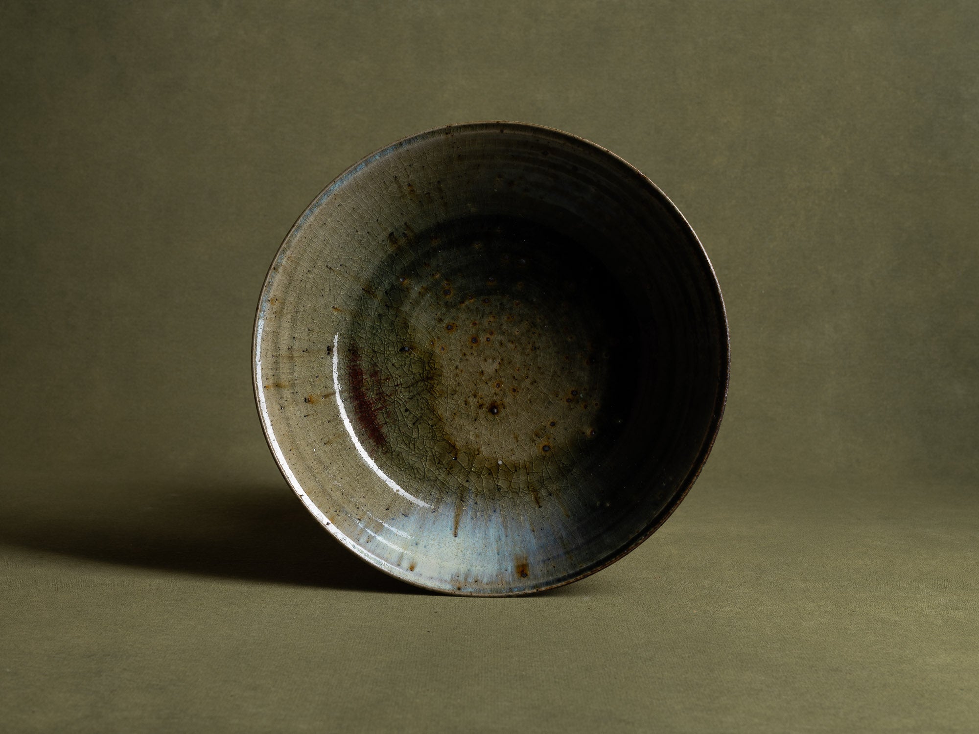 Grande coupe en grès émaillé de Raoul Favretto à La Borne, France (vers 1976-80)..Large glazed stoneware bowl by Raoul Favretto in La Borne, France (circa 1976-80)