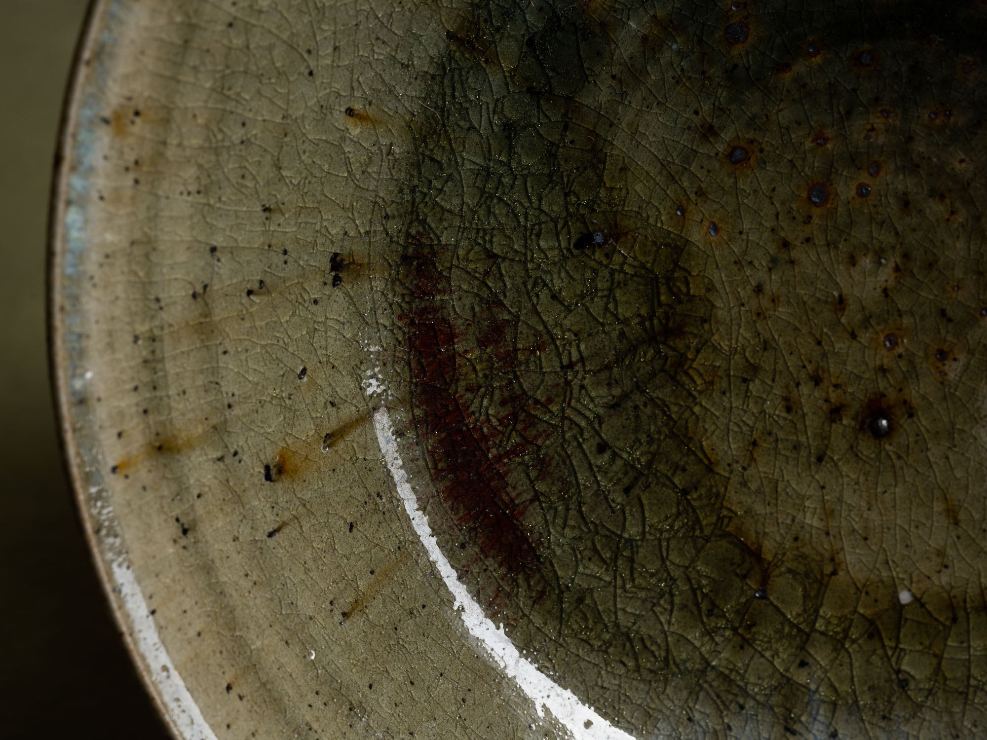 Grande coupe en grès émaillé de Raoul Favretto à La Borne, France (vers 1976-80)..Large glazed stoneware bowl by Raoul Favretto in La Borne, France (circa 1976-80)