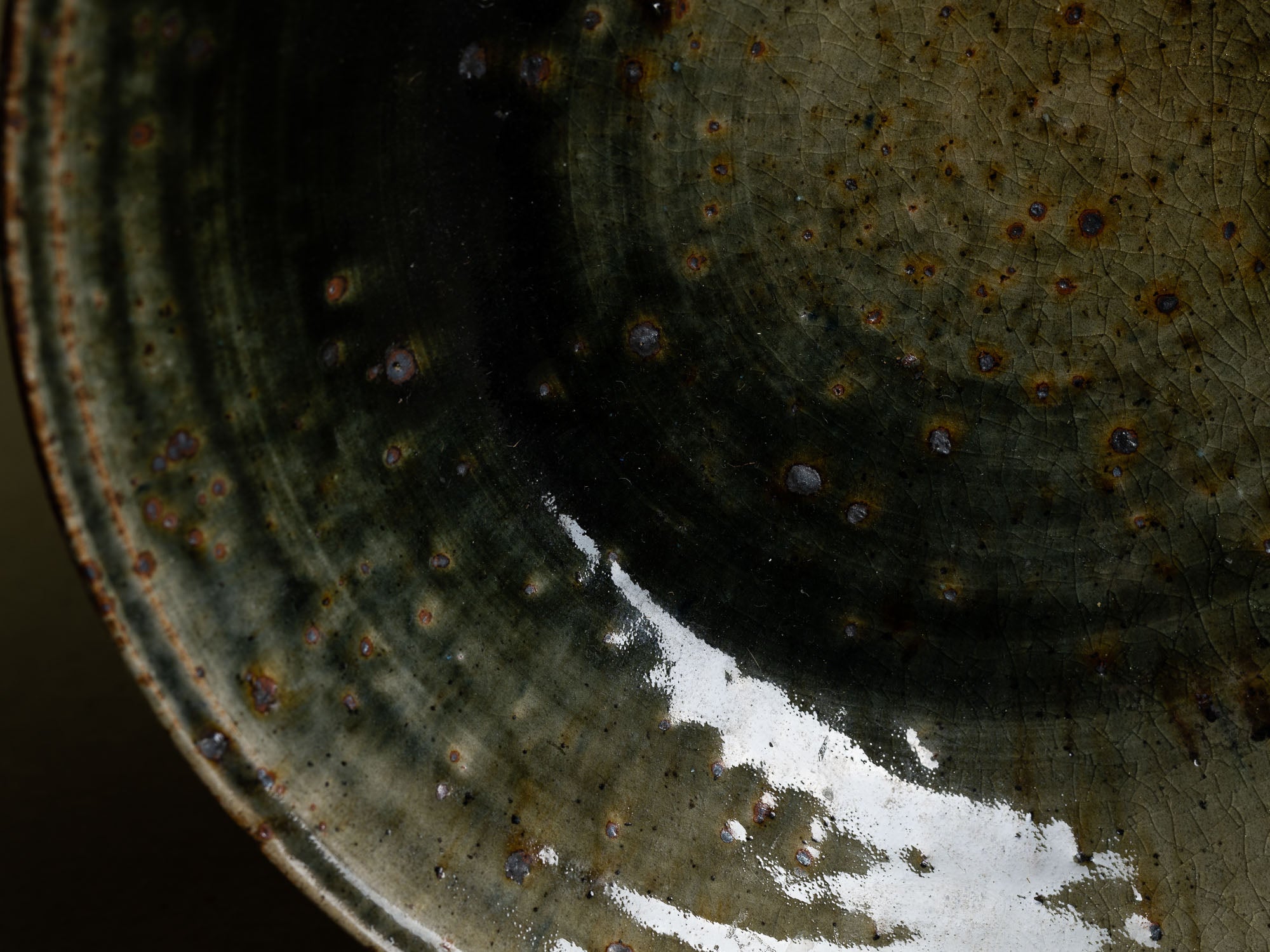 Grande coupe en grès émaillé de Raoul Favretto à La Borne, France (vers 1976-80)..Large glazed stoneware bowl by Raoul Favretto in La Borne, France (circa 1976-80)
