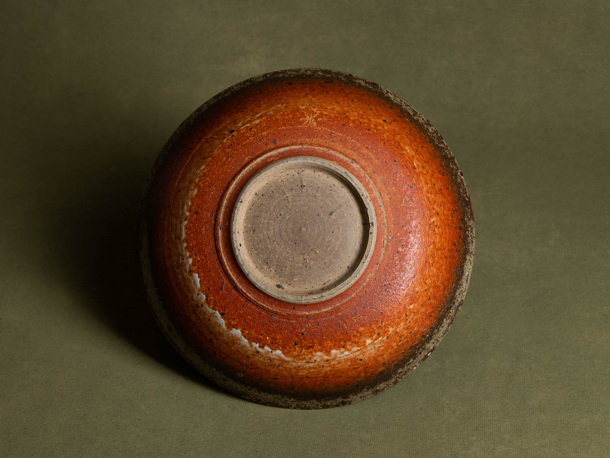 Grande coupe en grès émaillé de Raoul Favretto à La Borne, France (vers 1976-80)..Large glazed stoneware bowl by Raoul Favretto in La Borne, France (circa 1976-80)