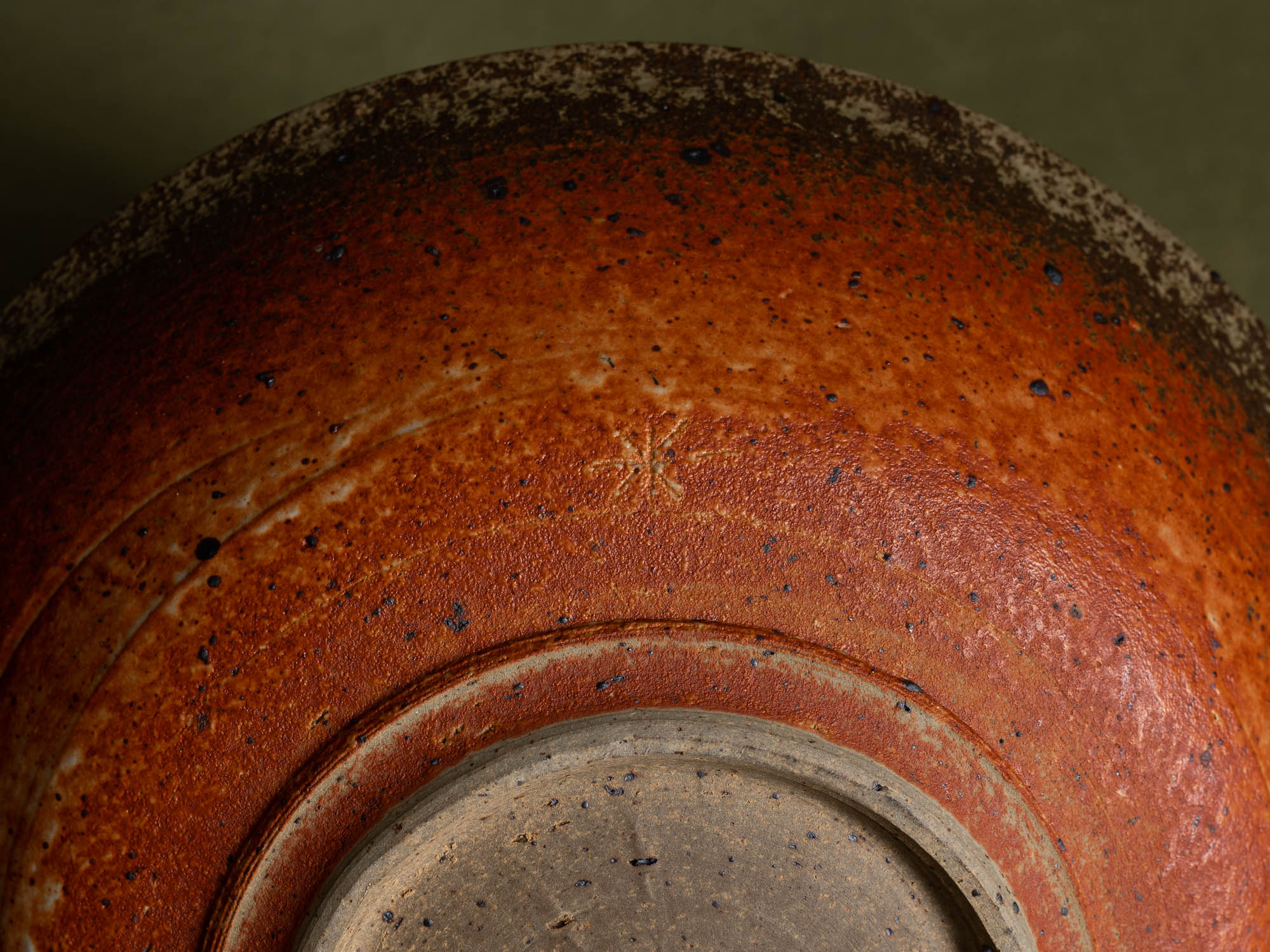 Grande coupe en grès émaillé de Raoul Favretto à La Borne, France (vers 1976-80)..Large glazed stoneware bowl by Raoul Favretto in La Borne, France (circa 1976-80)