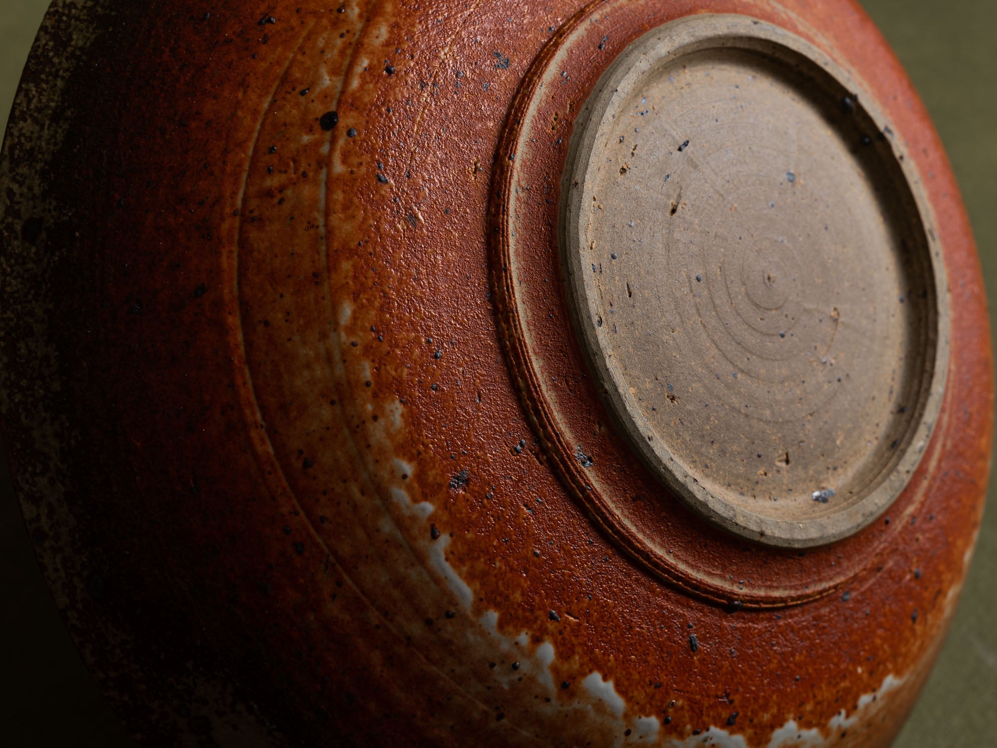 Grande coupe en grès émaillé de Raoul Favretto à La Borne, France (vers 1976-80)..Large glazed stoneware bowl by Raoul Favretto in La Borne, France (circa 1976-80)
