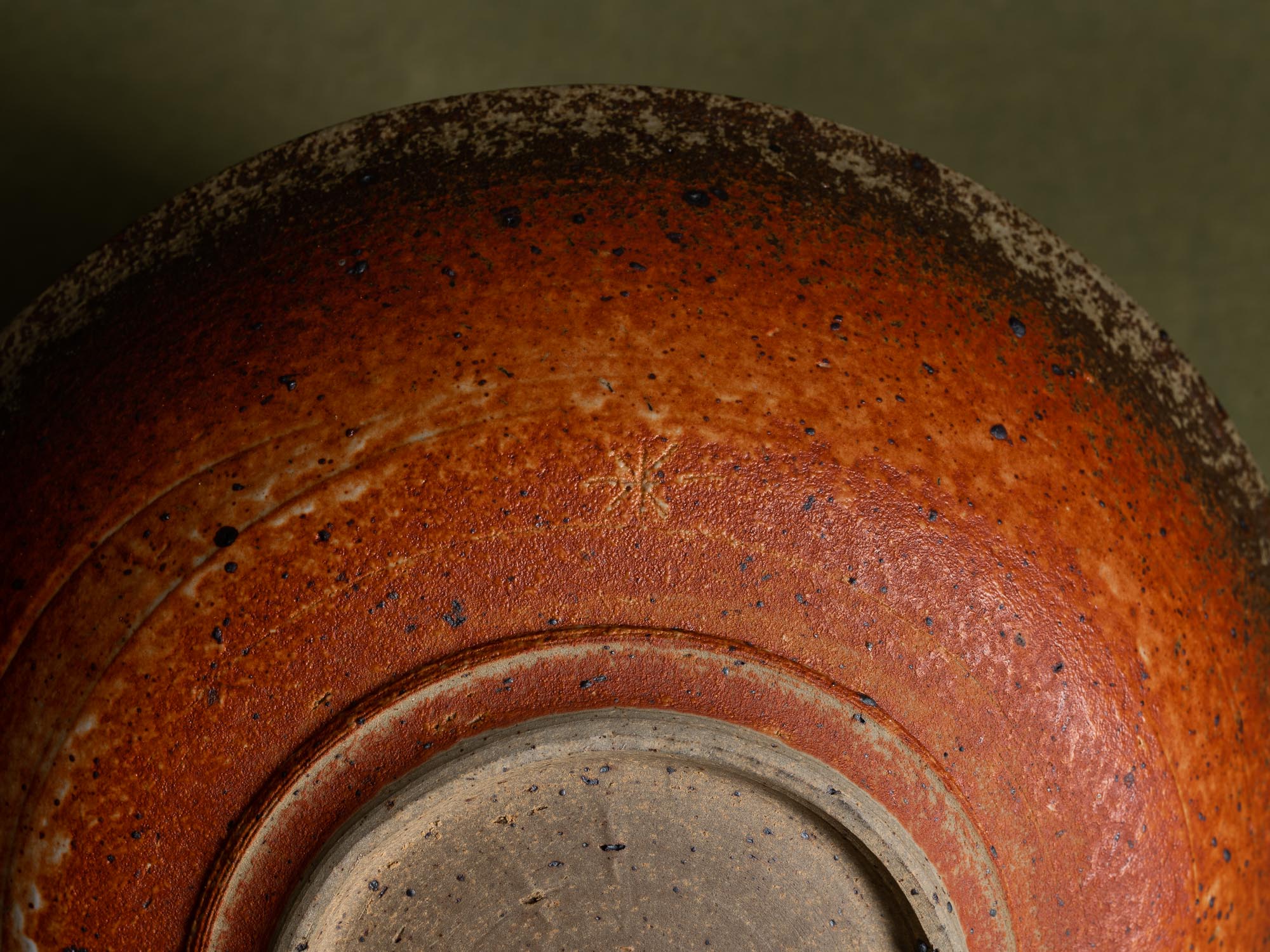 Grande coupe en grès émaillé de Raoul Favretto à La Borne, France (vers 1976-80)..Large glazed stoneware bowl by Raoul Favretto in La Borne, France (circa 1976-80)