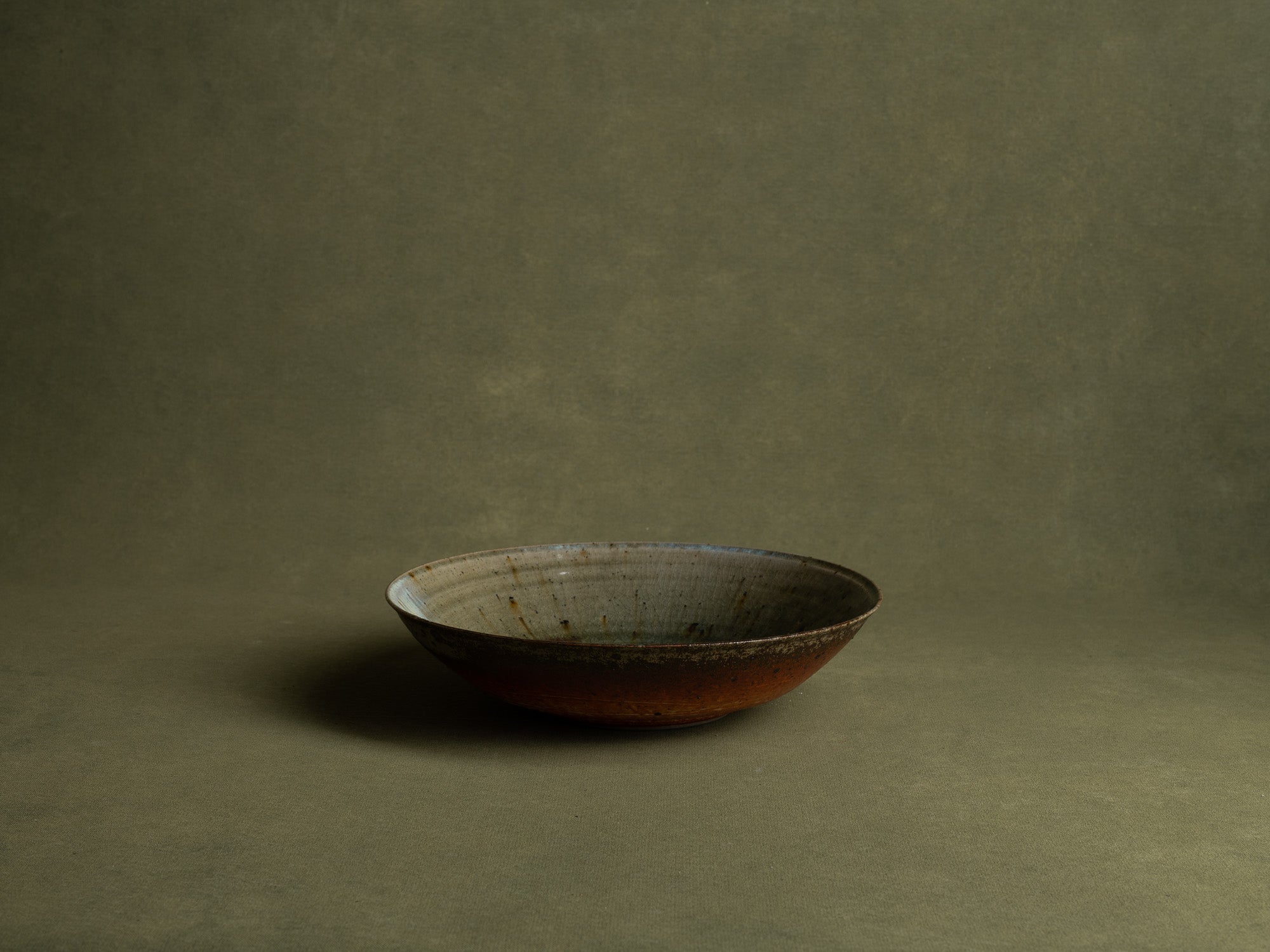 Grande coupe en grès émaillé de Raoul Favretto à La Borne, France (vers 1976-80)..Large glazed stoneware bowl by Raoul Favretto in La Borne, France (circa 1976-80)