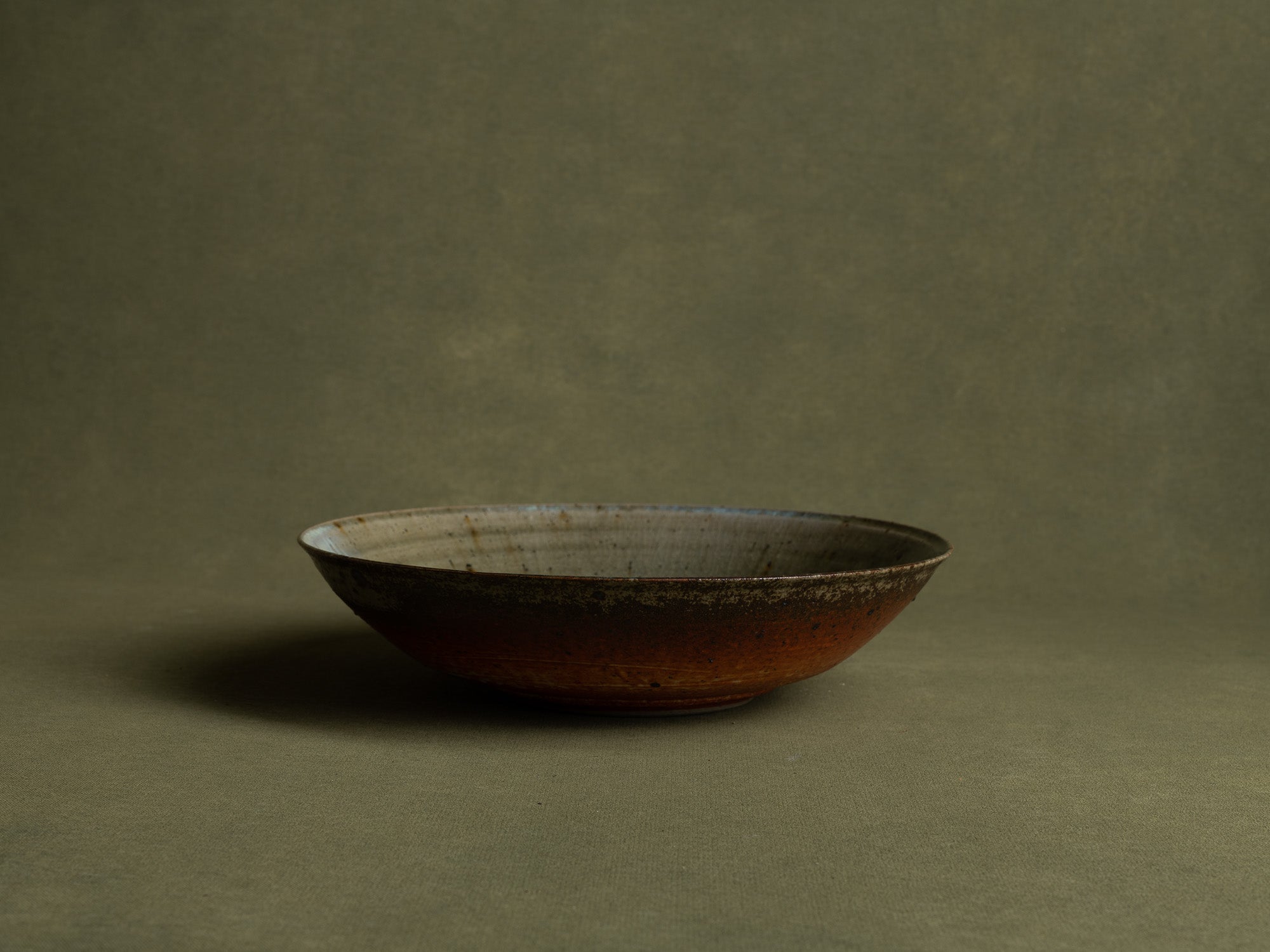 Grande coupe en grès émaillé de Raoul Favretto à La Borne, France (vers 1976-80)..Large glazed stoneware bowl by Raoul Favretto in La Borne, France (circa 1976-80)