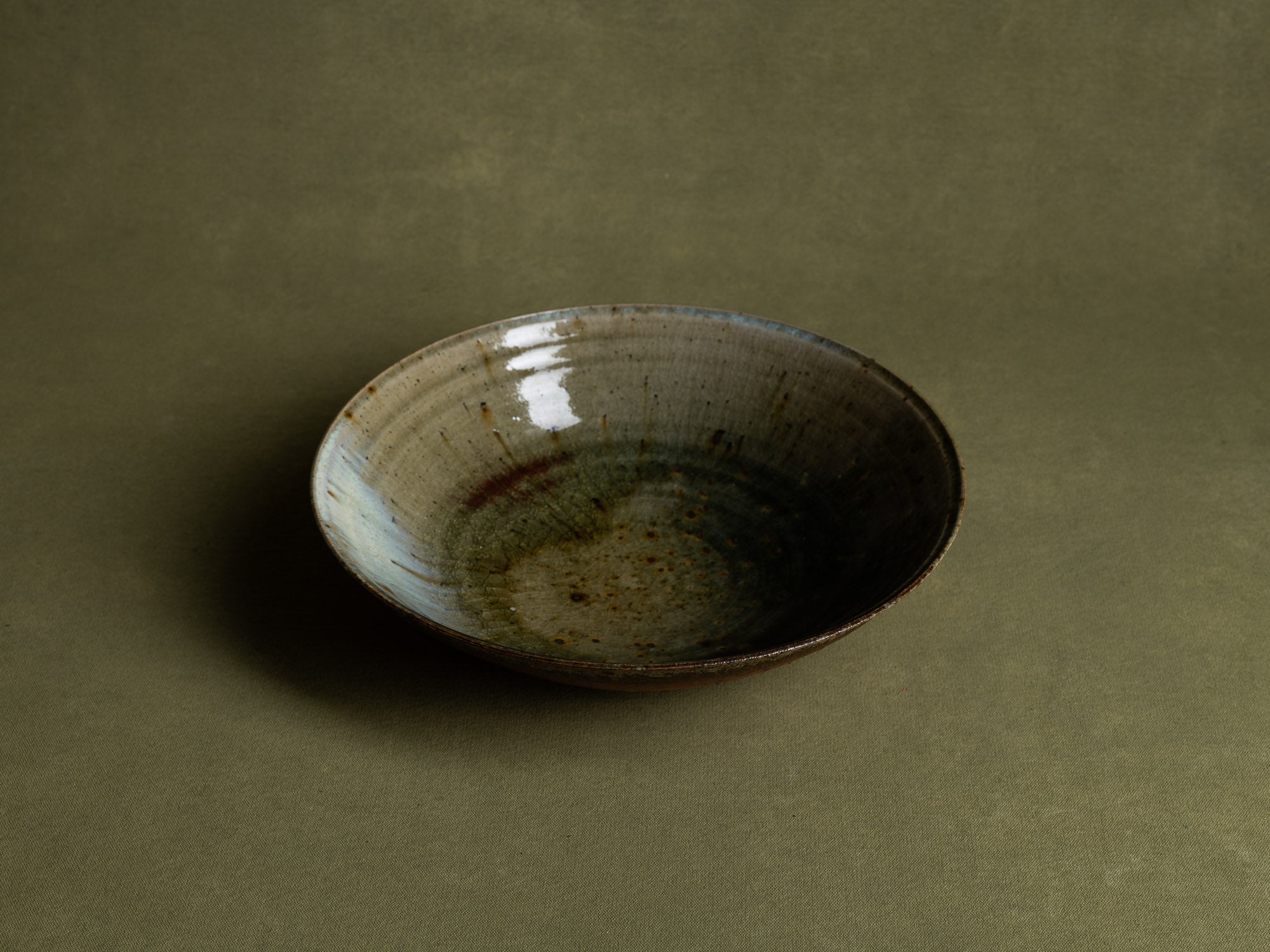 Grande coupe en grès émaillé de Raoul Favretto à La Borne, France (vers 1976-80)..Large glazed stoneware bowl by Raoul Favretto in La Borne, France (circa 1976-80)