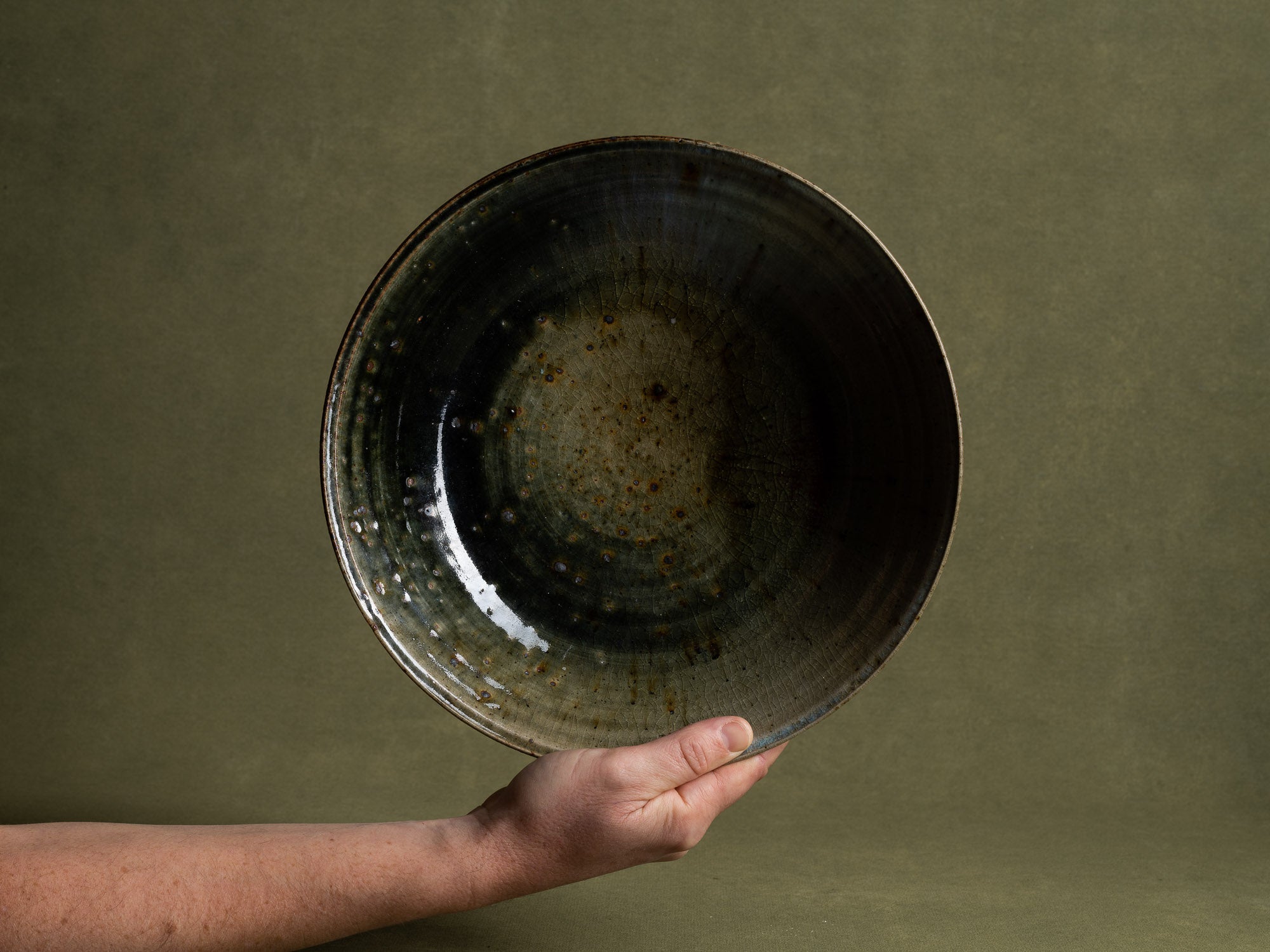 Grande coupe en grès émaillé de Raoul Favretto à La Borne, France (vers 1976-80)..Large glazed stoneware bowl by Raoul Favretto in La Borne, France (circa 1976-80)
