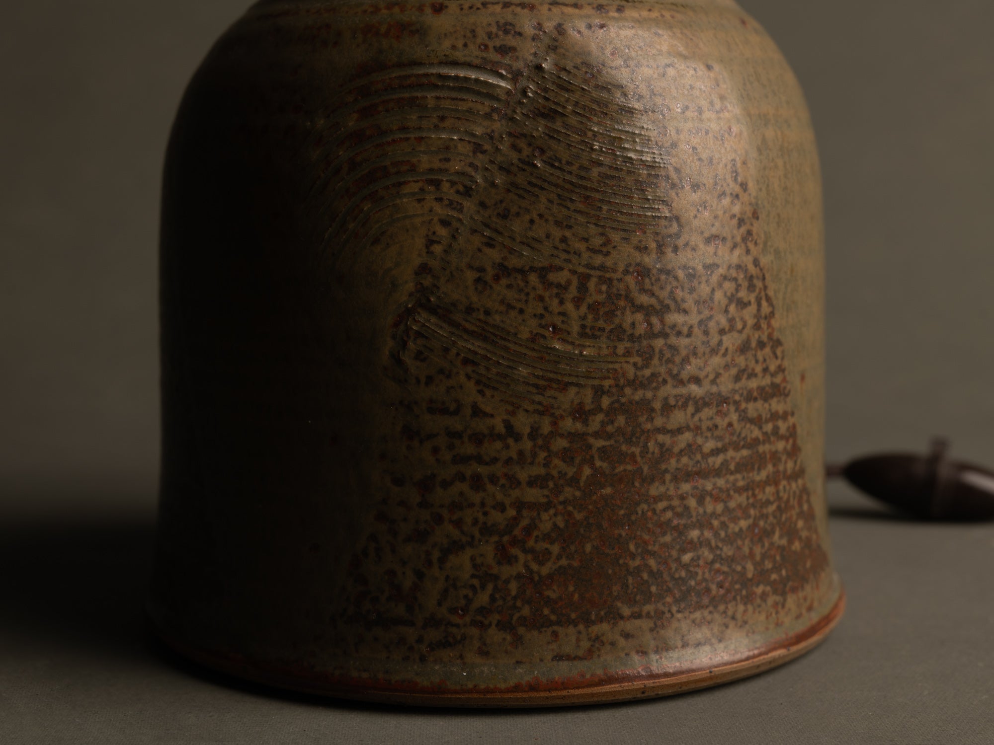 Lampe en grès et émaux de cendres de Mireille et Noël Dailler, France (vers 1970)..Stoneware ash glazed lamp by Mireille & Noël Dailler, France (circa 1970)