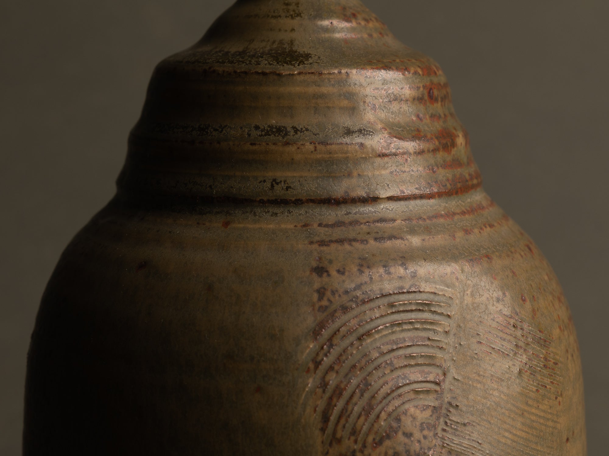 Lampe en grès et émaux de cendres de Mireille et Noël Dailler, France (vers 1970)..Stoneware ash glazed lamp by Mireille & Noël Dailler, France (circa 1970)