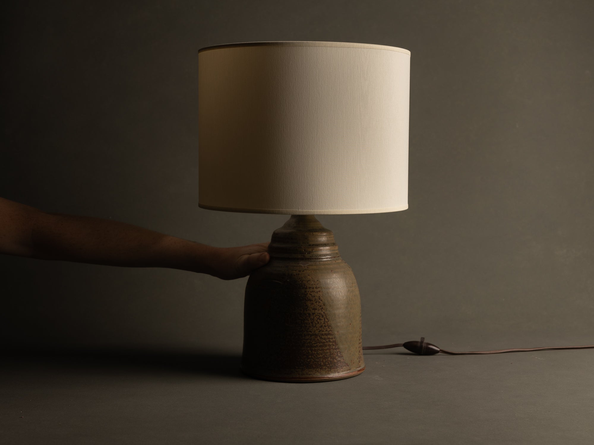 Lampe en grès et émaux de cendres de Mireille et Noël Dailler, France (vers 1970)..Stoneware ash glazed lamp by Mireille & Noël Dailler, France (circa 1970)