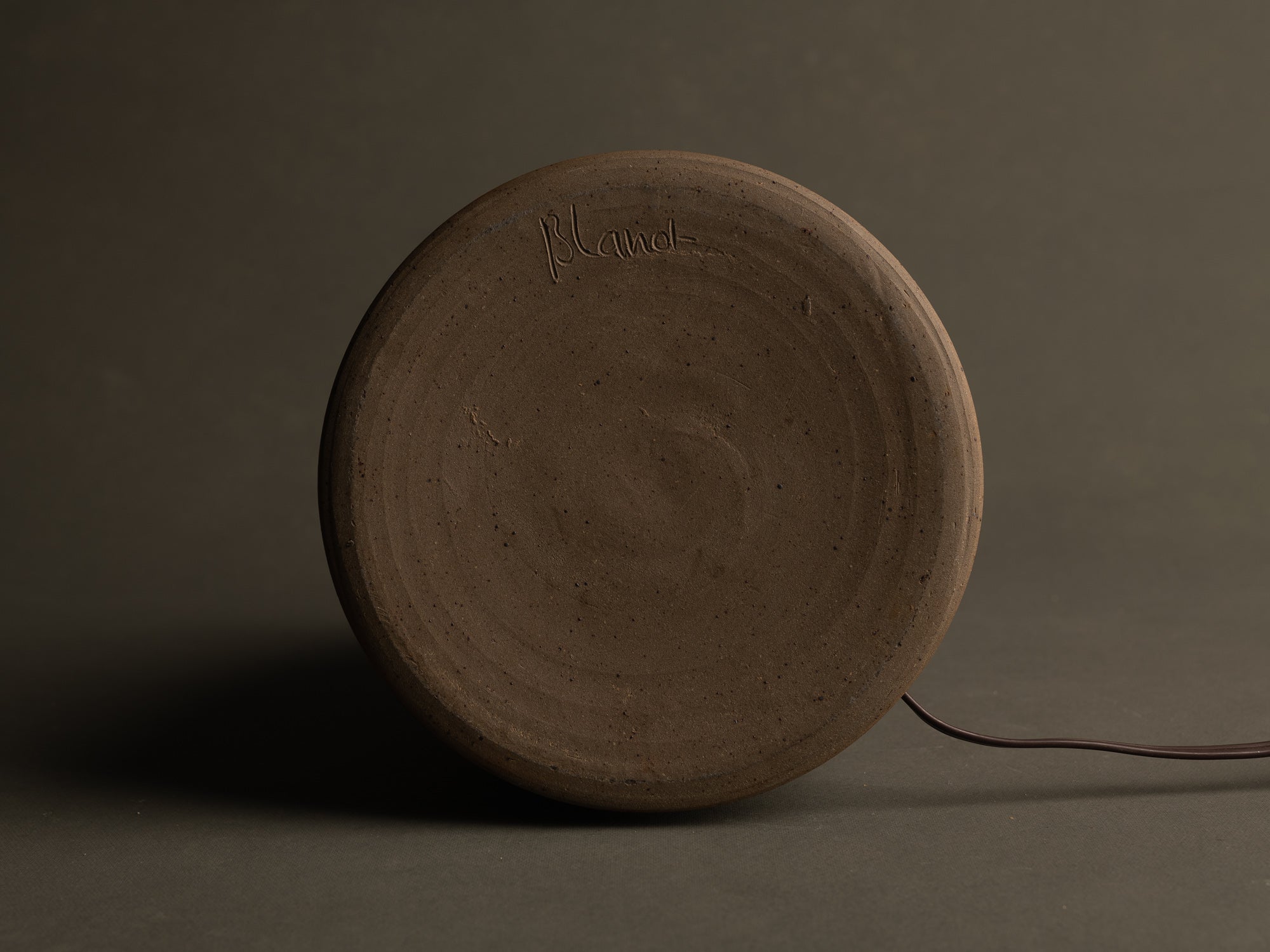 Lampe en grès et émaux de cendres de Mireille et Noël Dailler, France (vers 1970)..Stoneware ash glazed lamp by Mireille & Noël Dailler, France (circa 1970)