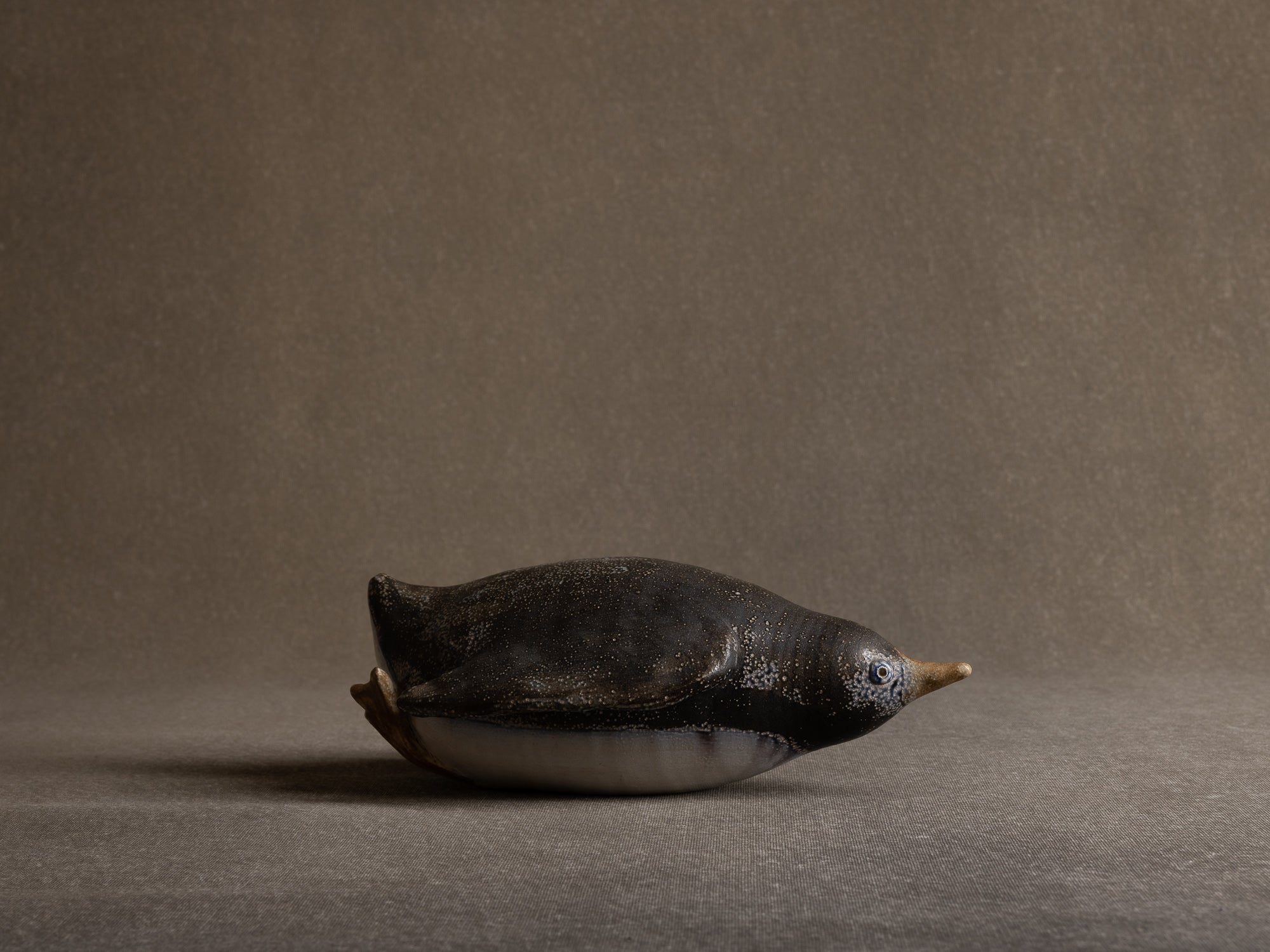 Sculpture "manchot" en grès salé de l'Atelier St. Joris, Pays-Bas (1973).."Penguin" sculpture in salted stoneware from St. Joris Atelier, Netherlands (1973)