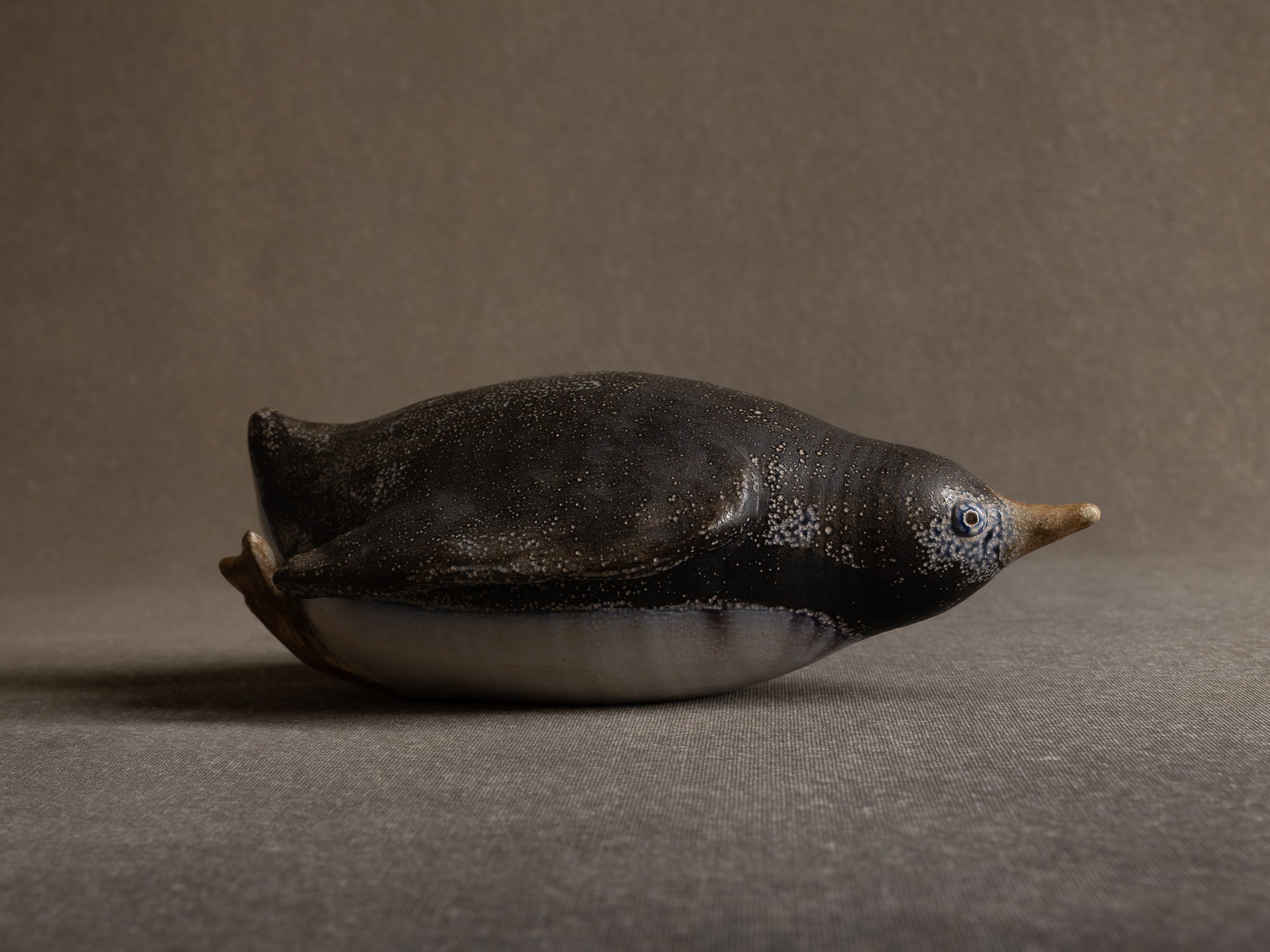 Sculpture "manchot" en grès salé de l'Atelier St. Joris, Pays-Bas (1973).."Penguin" sculpture in salted stoneware from St. Joris Atelier, Netherlands (1973)