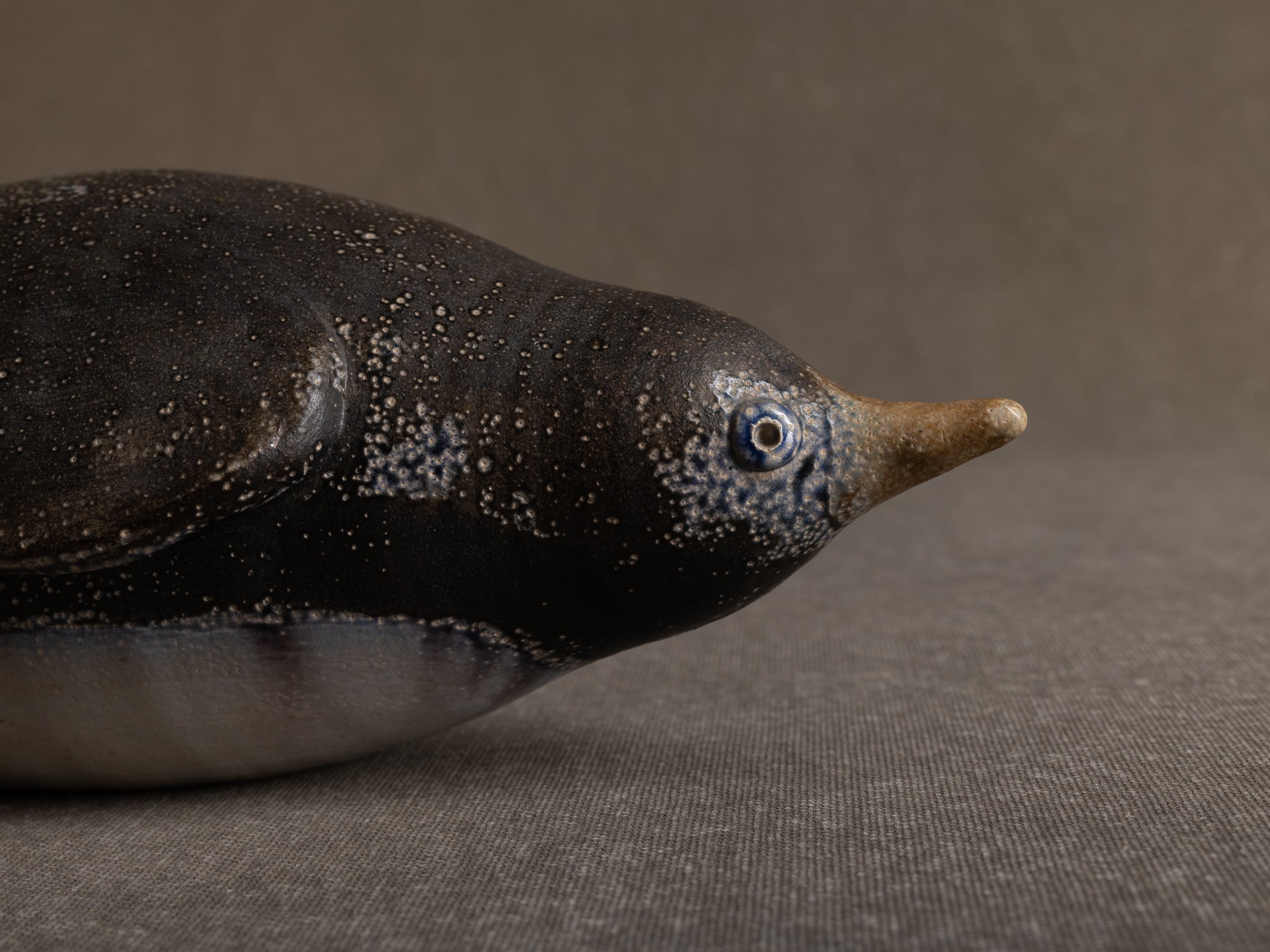 Sculpture "manchot" en grès salé de l'Atelier St. Joris, Pays-Bas (1973).."Penguin" sculpture in salted stoneware from St. Joris Atelier, Netherlands (1973)