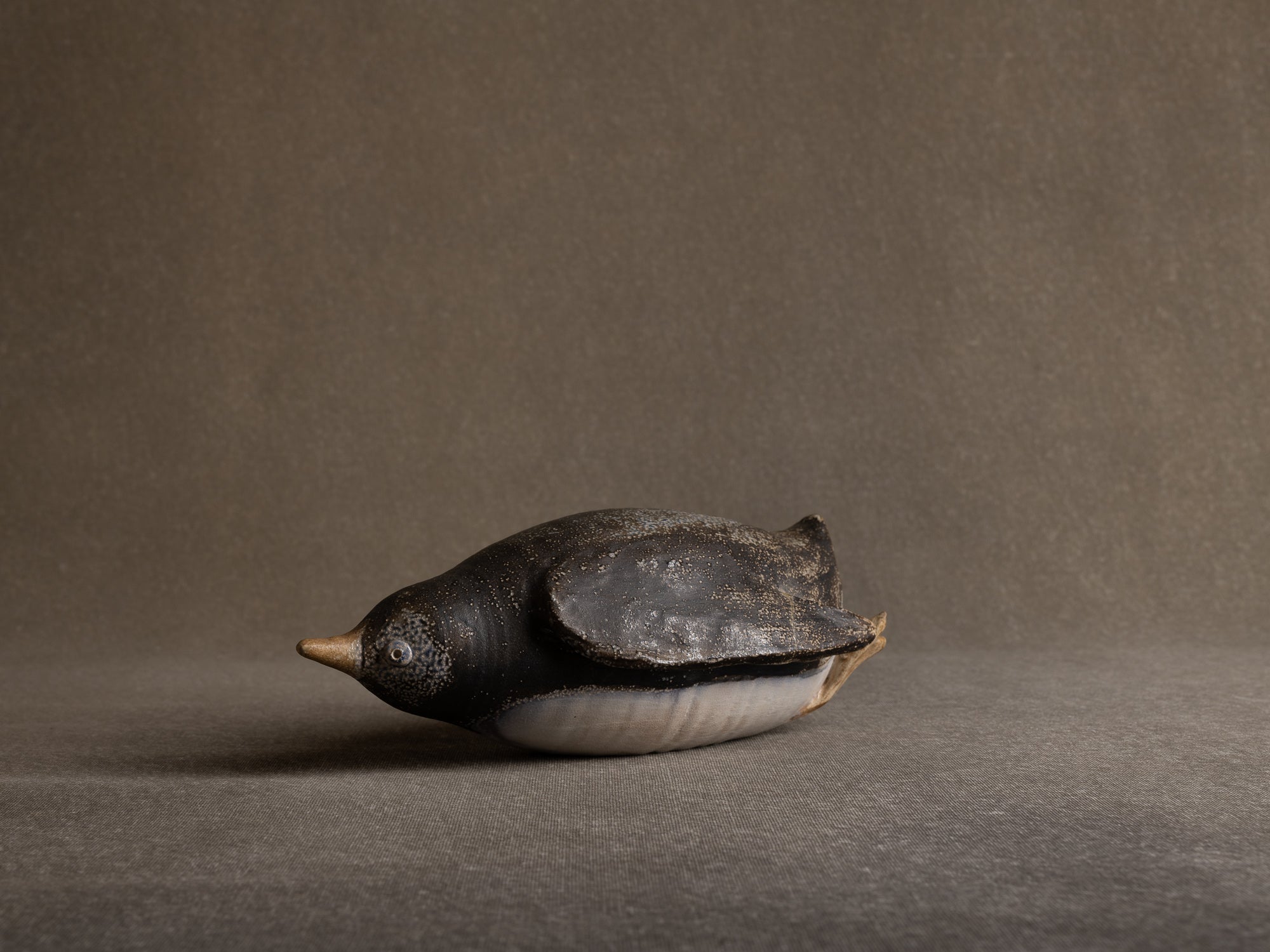 Sculpture "manchot" en grès salé de l'Atelier St. Joris, Pays-Bas (1973).."Penguin" sculpture in salted stoneware from St. Joris Atelier, Netherlands (1973)