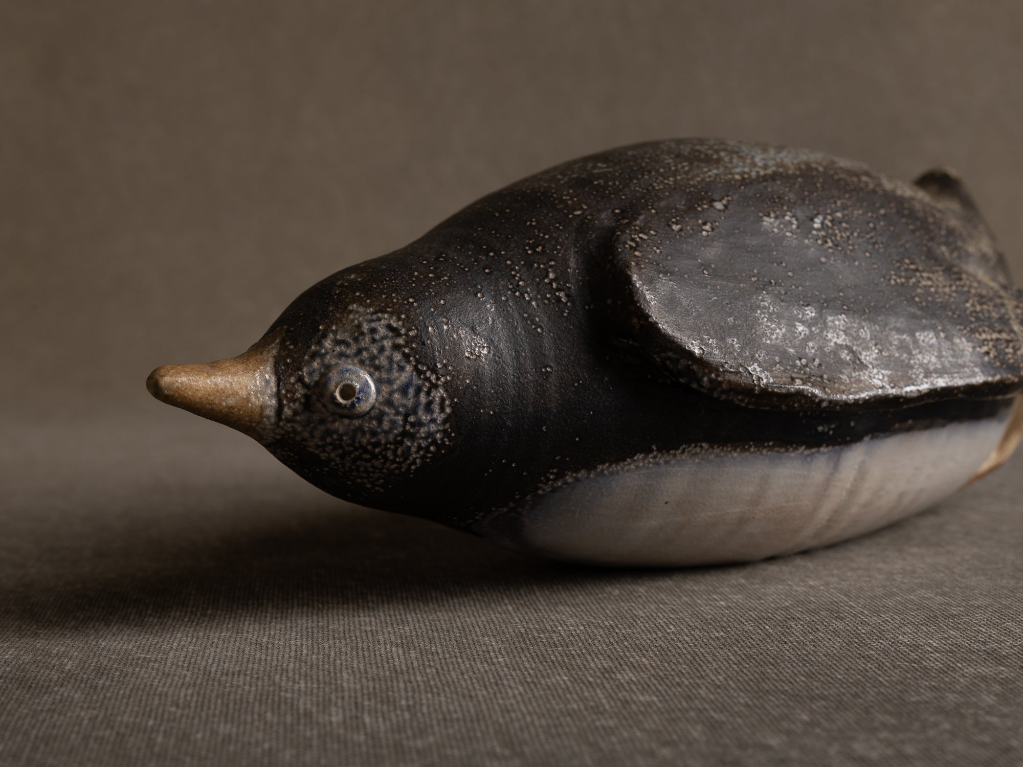 Sculpture "manchot" en grès salé de l'Atelier St. Joris, Pays-Bas (1973).."Penguin" sculpture in salted stoneware from St. Joris Atelier, Netherlands (1973)