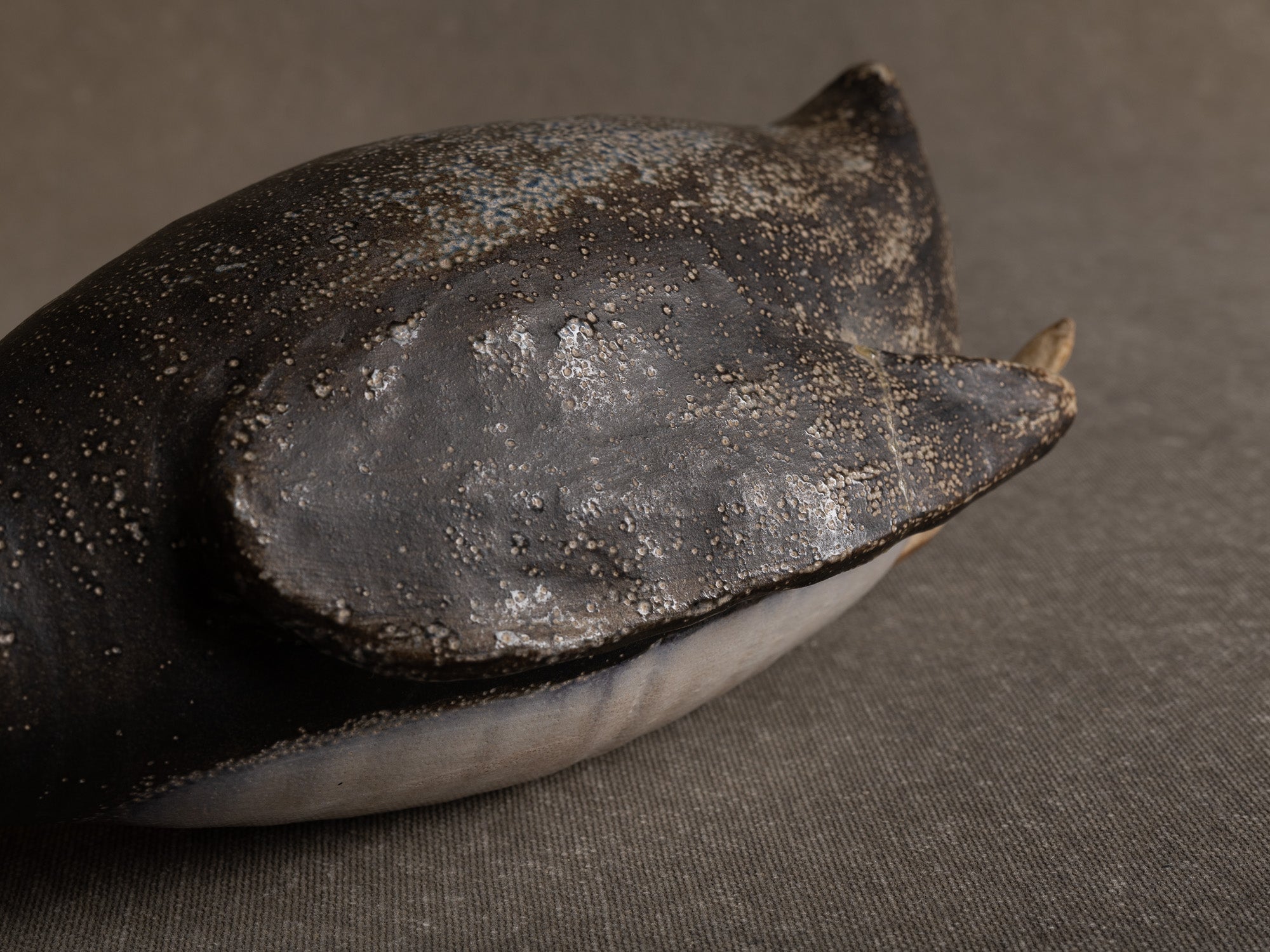 Sculpture "manchot" en grès salé de l'Atelier St. Joris, Pays-Bas (1973).."Penguin" sculpture in salted stoneware from St. Joris Atelier, Netherlands (1973)