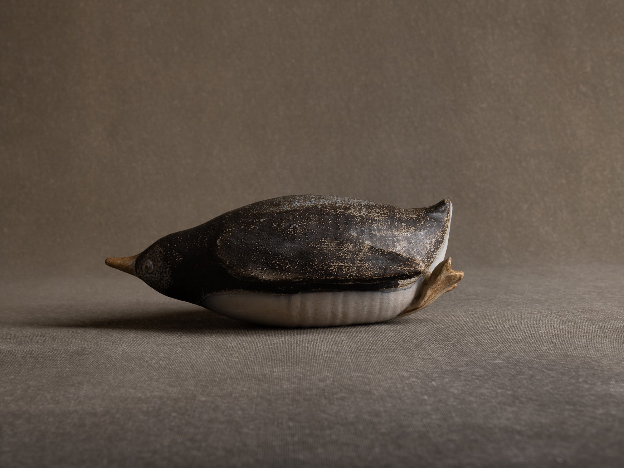 Sculpture "manchot" en grès salé de l'Atelier St. Joris, Pays-Bas (1973).."Penguin" sculpture in salted stoneware from St. Joris Atelier, Netherlands (1973)
