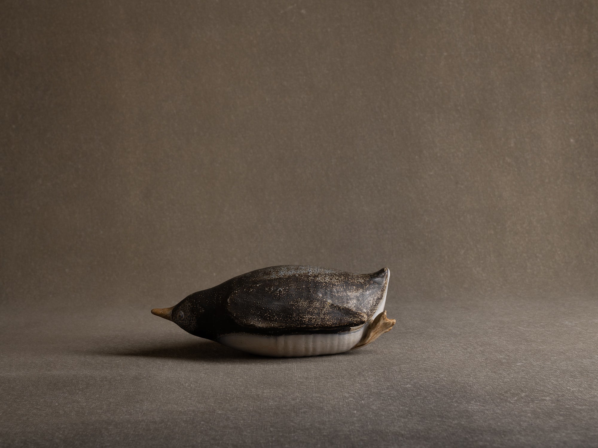 Sculpture "manchot" en grès salé de l'Atelier St. Joris, Pays-Bas (1973).."Penguin" sculpture in salted stoneware from St. Joris Atelier, Netherlands (1973)