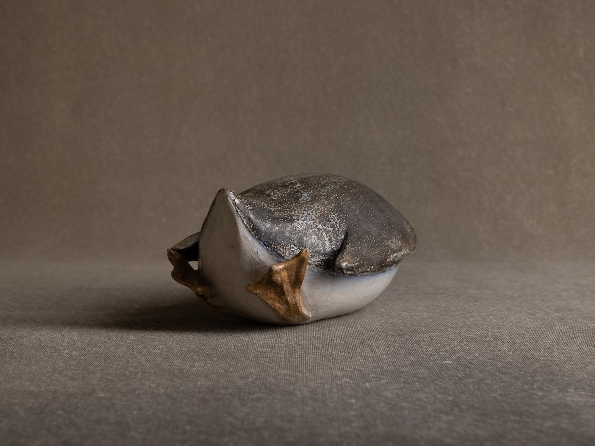 Sculpture "manchot" en grès salé de l'Atelier St. Joris, Pays-Bas (1973).."Penguin" sculpture in salted stoneware from St. Joris Atelier, Netherlands (1973)