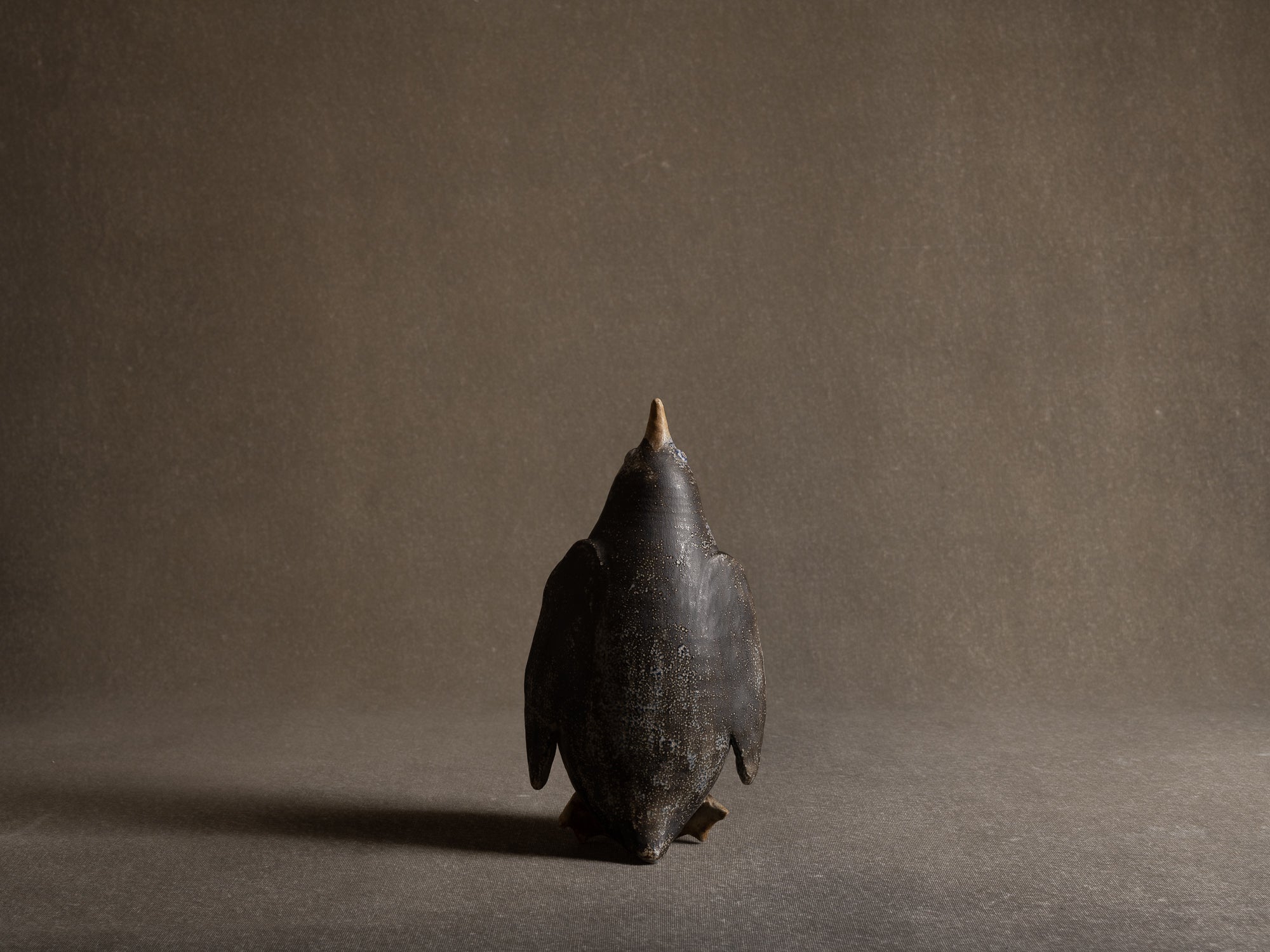Sculpture "manchot" en grès salé de l'Atelier St. Joris, Pays-Bas (1973).."Penguin" sculpture in salted stoneware from St. Joris Atelier, Netherlands (1973)