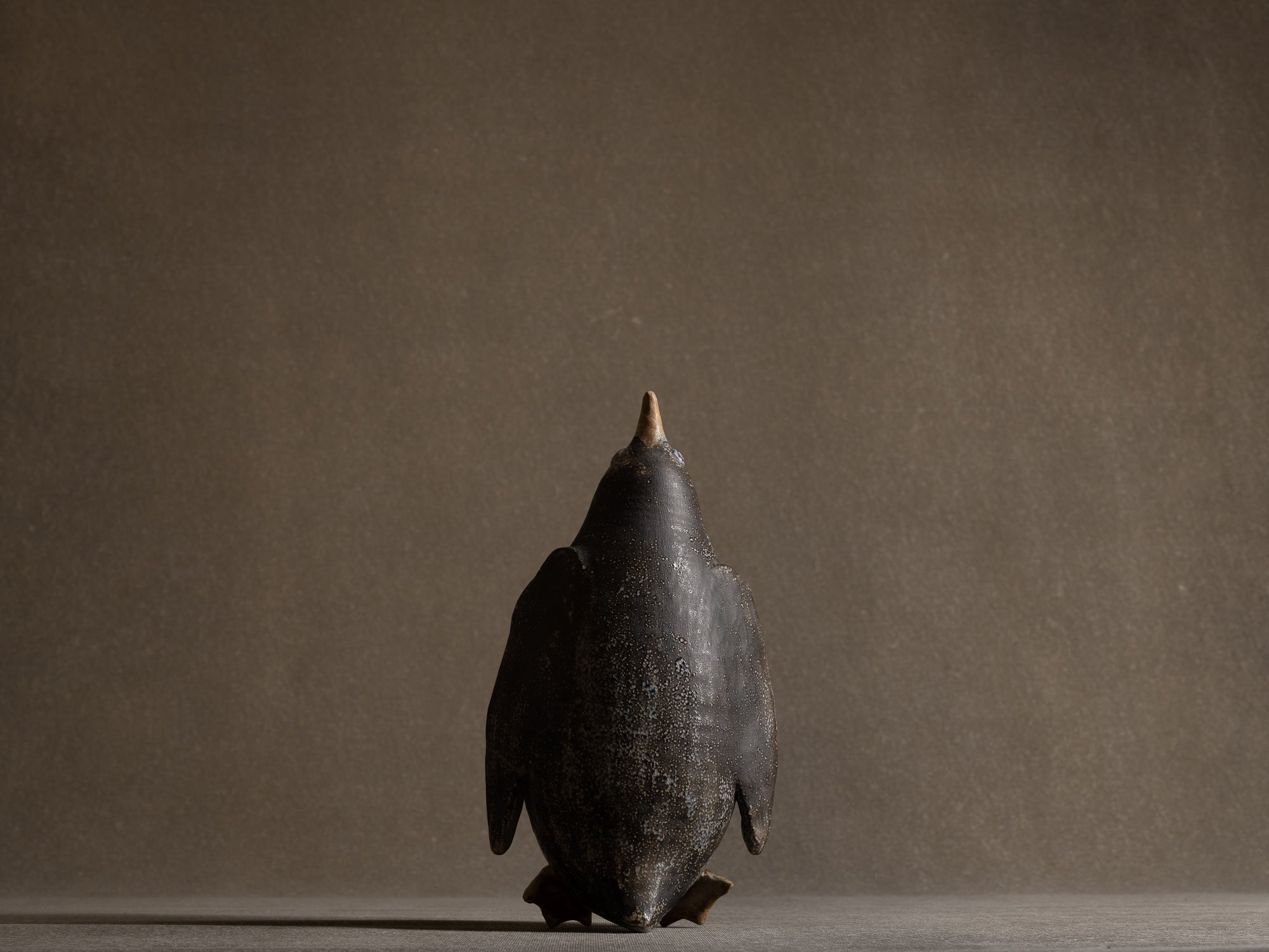 Sculpture "manchot" en grès salé de l'Atelier St. Joris, Pays-Bas (1973).."Penguin" sculpture in salted stoneware from St. Joris Atelier, Netherlands (1973)
