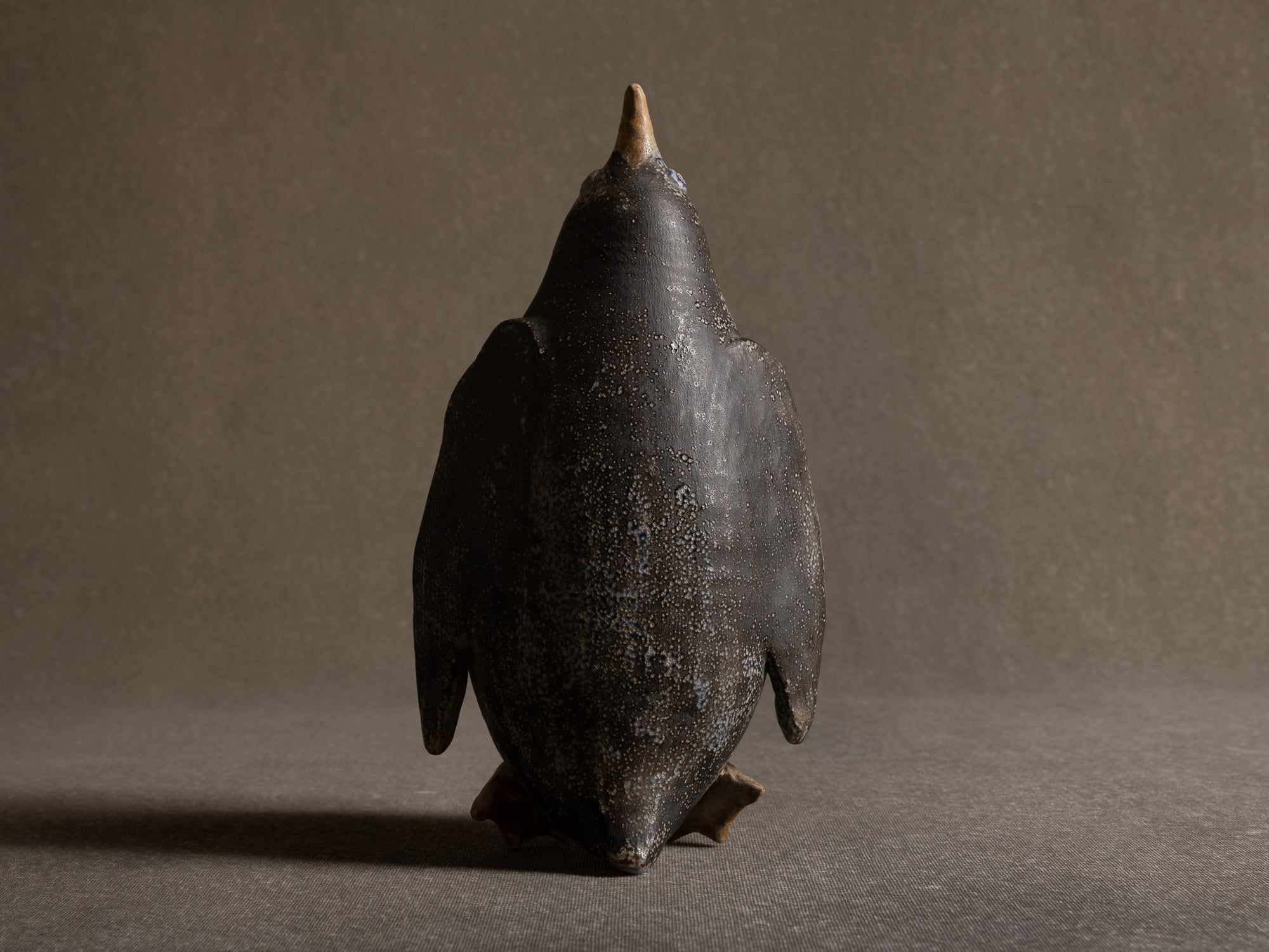 Sculpture "manchot" en grès salé de l'Atelier St. Joris, Pays-Bas (1973).."Penguin" sculpture in salted stoneware from St. Joris Atelier, Netherlands (1973)