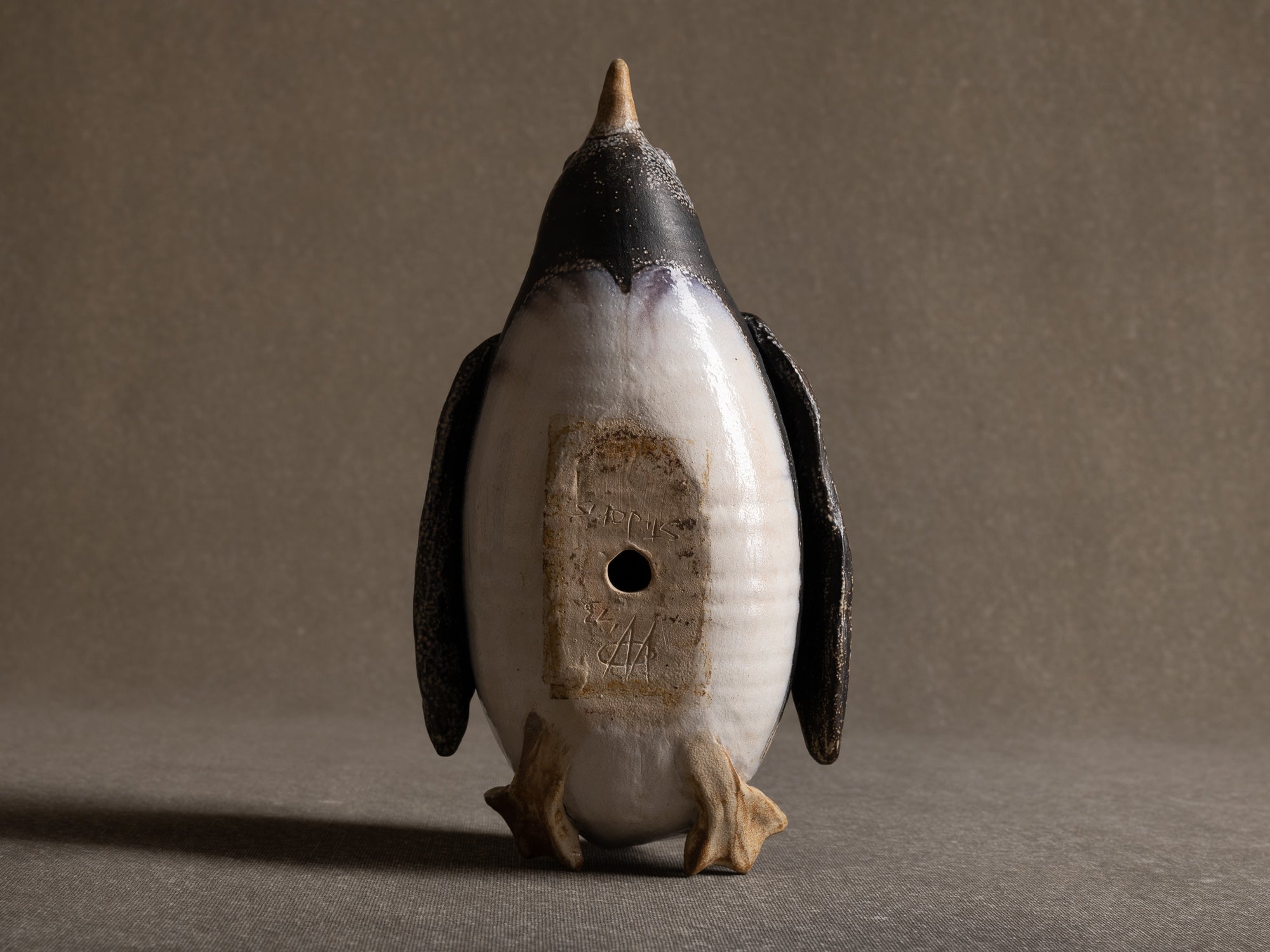 Sculpture "manchot" en grès salé de l'Atelier St. Joris, Pays-Bas (1973).."Penguin" sculpture in salted stoneware from St. Joris Atelier, Netherlands (1973)