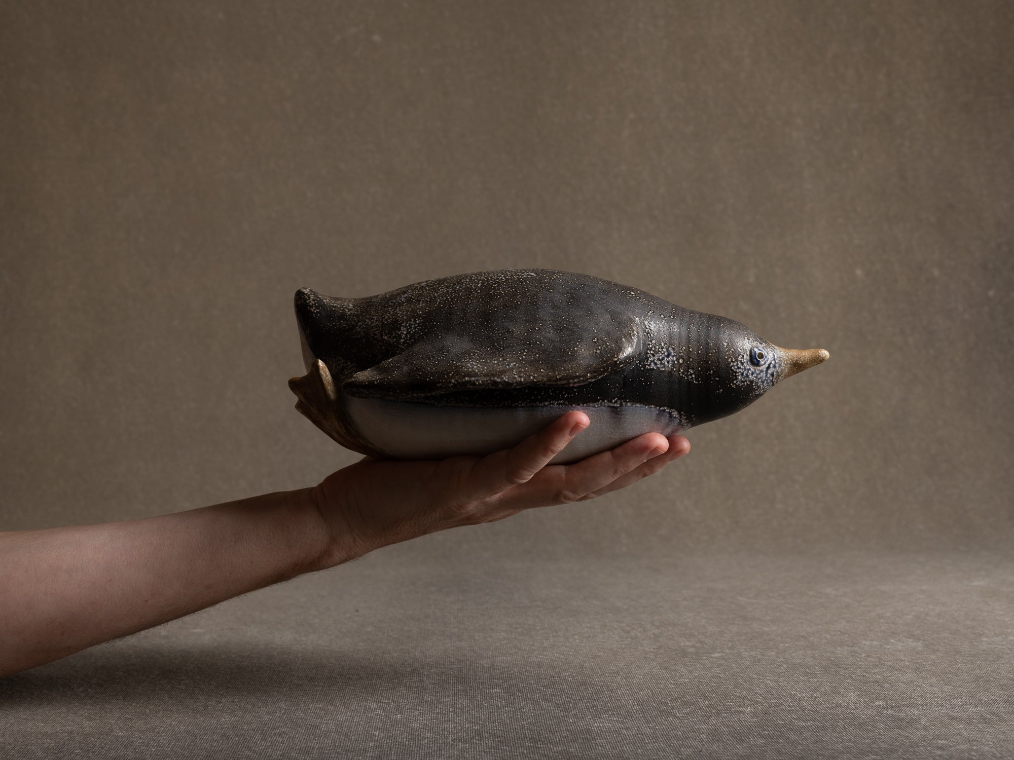 Sculpture "manchot" en grès salé de l'Atelier St. Joris, Pays-Bas (1973).."Penguin" sculpture in salted stoneware from St. Joris Atelier, Netherlands (1973)