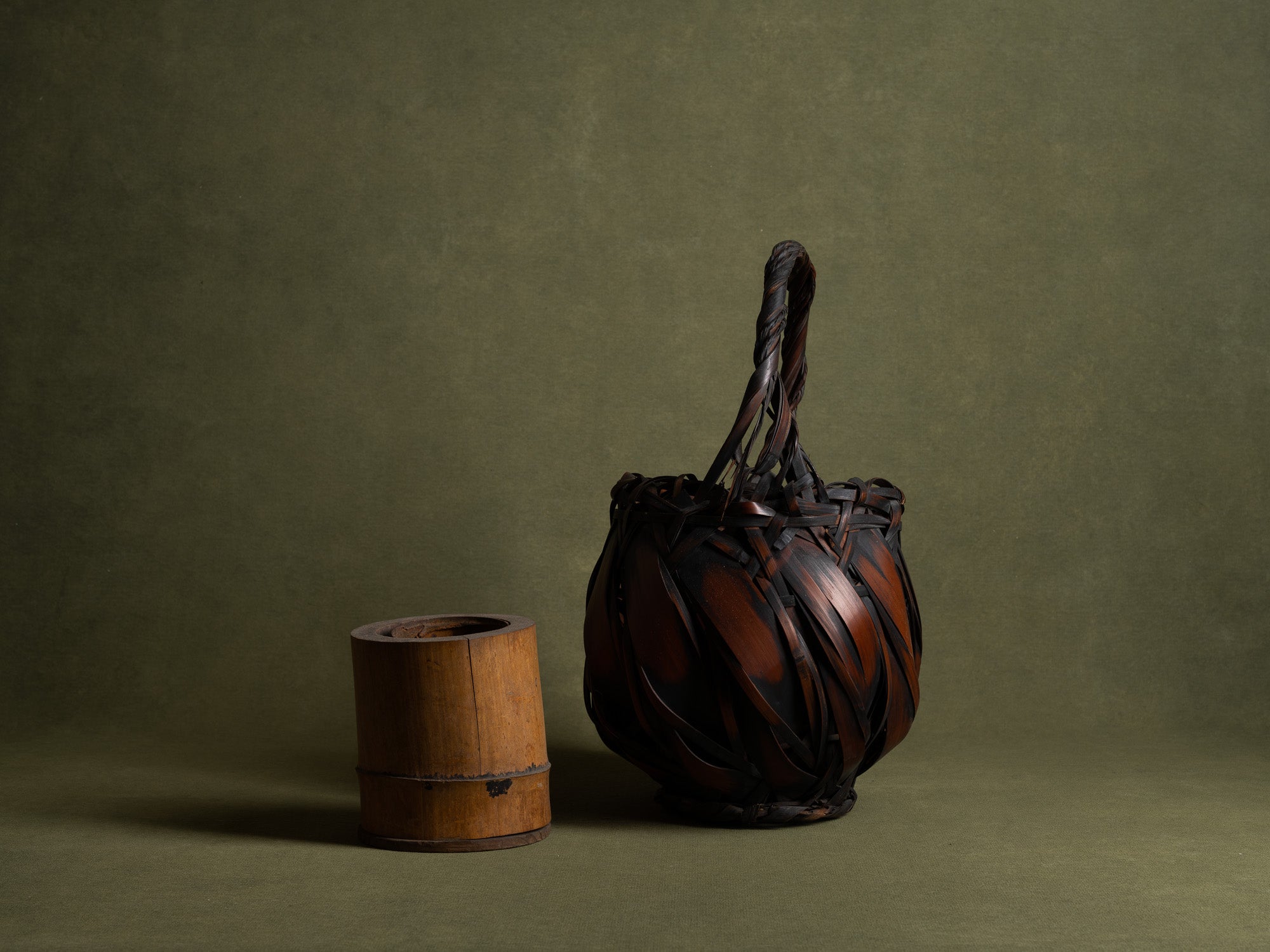 Hanakago, vase à fleur / panier boule pour l'ikebana, Japon (Ère Shōwa)..Hanakago, Ikebana bamboo basket flower vase, Japan (Late Meiji era to Early Shōwa era)