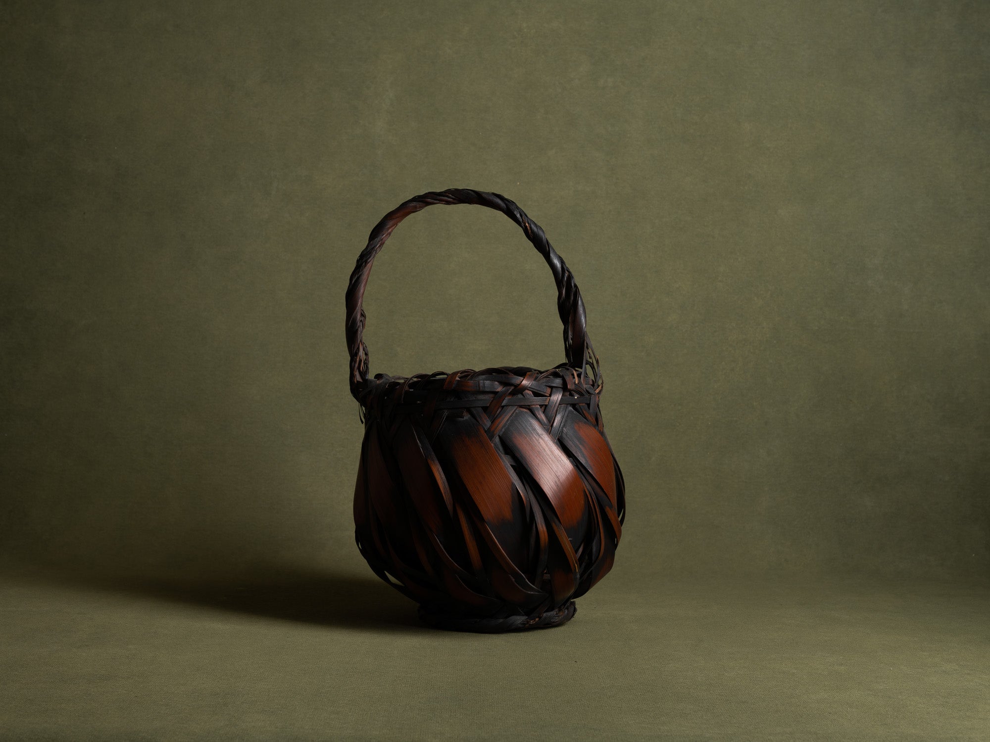 Hanakago, vase à fleur / panier boule pour l'ikebana, Japon (Ère Shōwa)..Hanakago, Ikebana bamboo basket flower vase, Japan (Late Meiji era to Early Shōwa era)