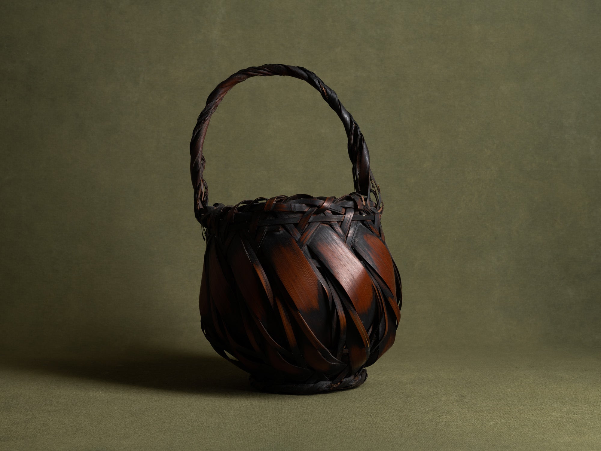 Hanakago, vase à fleur / panier boule pour l'ikebana, Japon (Ère Shōwa)..Hanakago, Ikebana bamboo basket flower vase, Japan (Late Meiji era to Early Shōwa era)