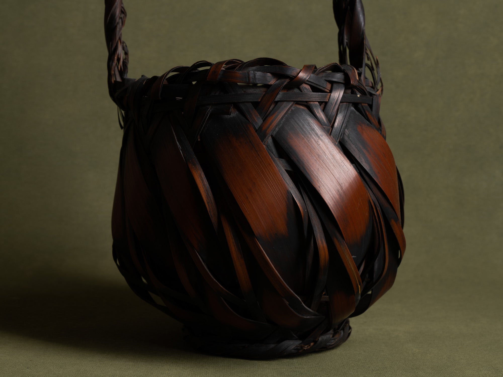 Hanakago, vase à fleur / panier boule pour l'ikebana, Japon (Ère Shōwa)..Hanakago, Ikebana bamboo basket flower vase, Japan (Late Meiji era to Early Shōwa era)