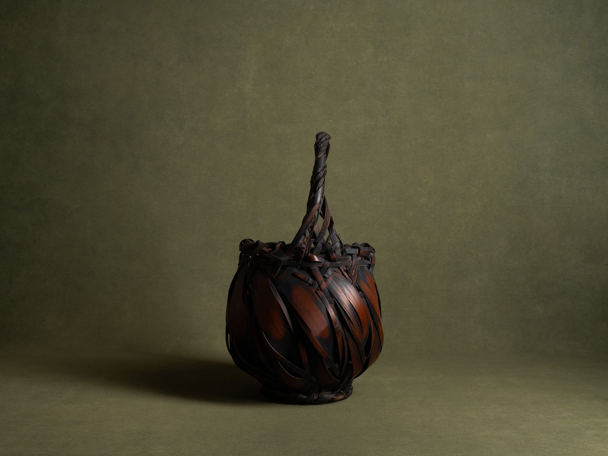 Hanakago, vase à fleur / panier boule pour l'ikebana, Japon (Ère Shōwa)..Hanakago, Ikebana bamboo basket flower vase, Japan (Late Meiji era to Early Shōwa era)