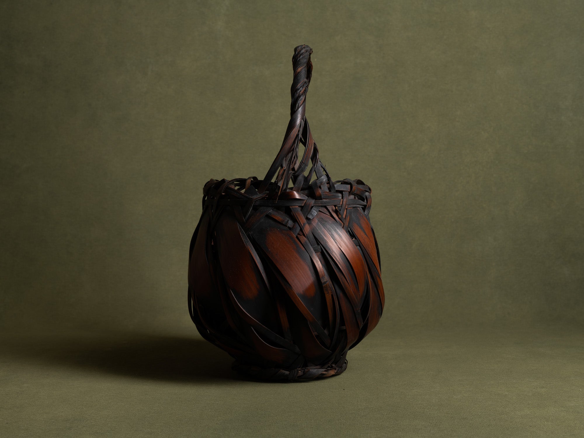Hanakago, vase à fleur / panier boule pour l'ikebana, Japon (Ère Shōwa)..Hanakago, Ikebana bamboo basket flower vase, Japan (Late Meiji era to Early Shōwa era)