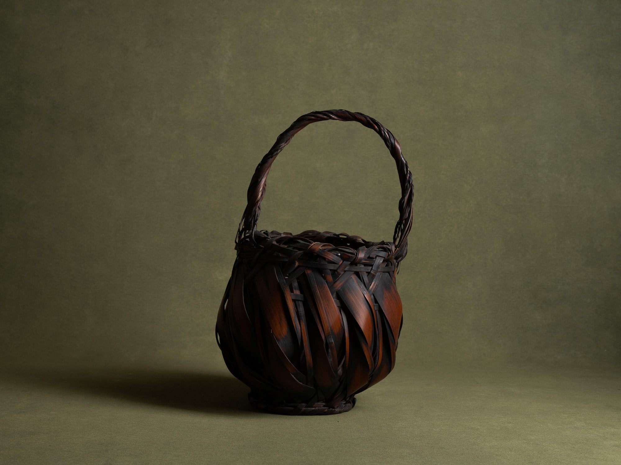 Hanakago, vase à fleur / panier boule pour l'ikebana, Japon (Ère Shōwa)..Hanakago, Ikebana bamboo basket flower vase, Japan (Late Meiji era to Early Shōwa era)