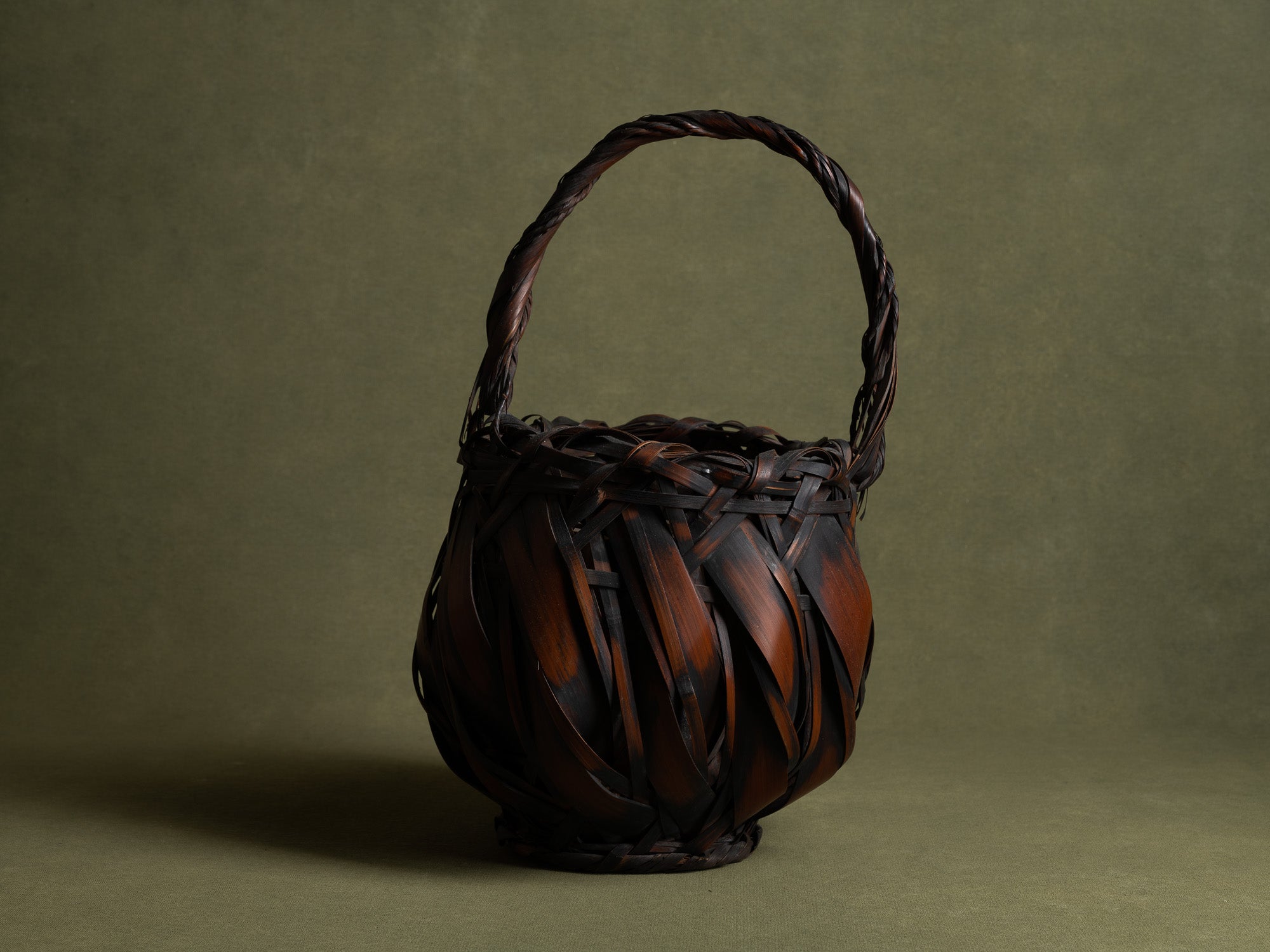 Hanakago, vase à fleur / panier boule pour l'ikebana, Japon (Ère Shōwa)..Hanakago, Ikebana bamboo basket flower vase, Japan (Late Meiji era to Early Shōwa era)