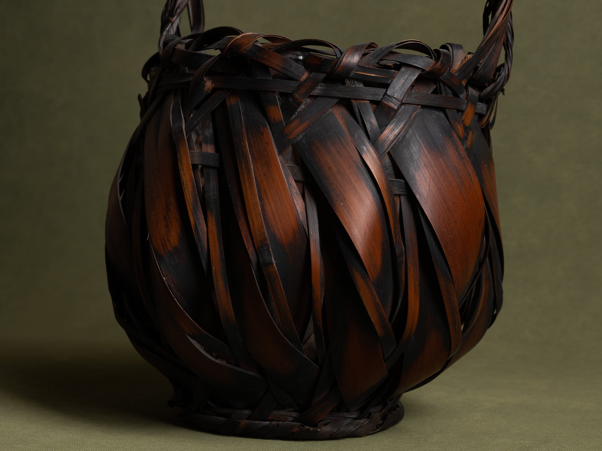 Hanakago, vase à fleur / panier boule pour l'ikebana, Japon (Ère Shōwa)..Hanakago, Ikebana bamboo basket flower vase, Japan (Late Meiji era to Early Shōwa era)